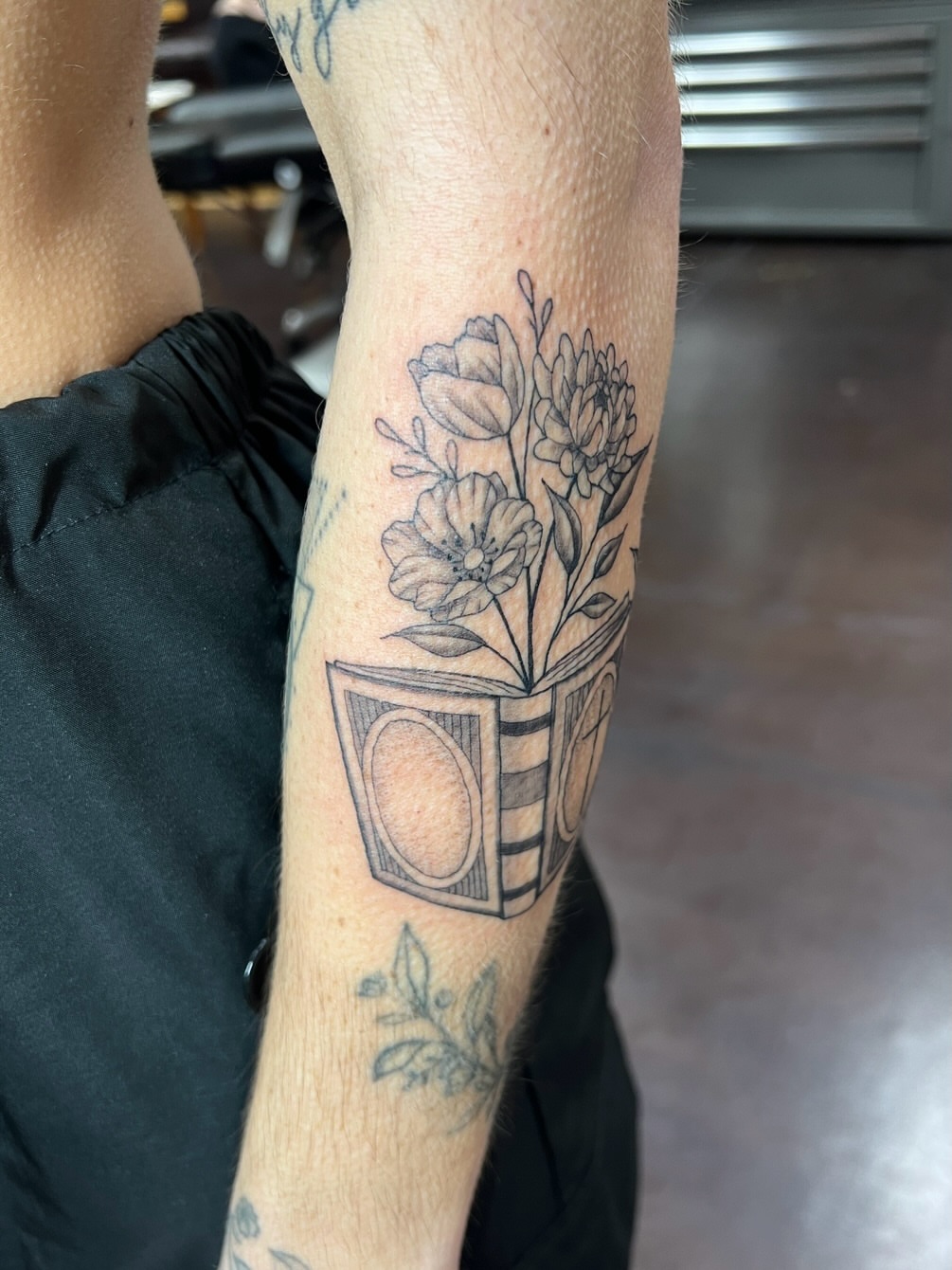 Flowers in pot black and grey tattoo on the forearm by ๐๐ฒ๐ต๐ ๐๐ช๐พ๐ป๐ฒ๐ต๐ช ๐ฃ๐ช๐ฝ๐ฝ๐ธ๐ธ๐ผ