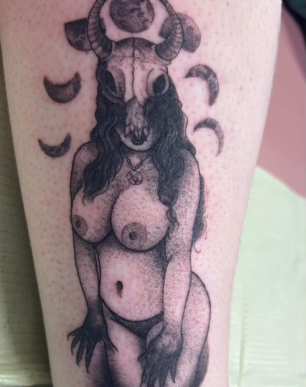 Demon woman dotwork tattoo on the thigh by Oscar Cuéllar (Kue-Yar)