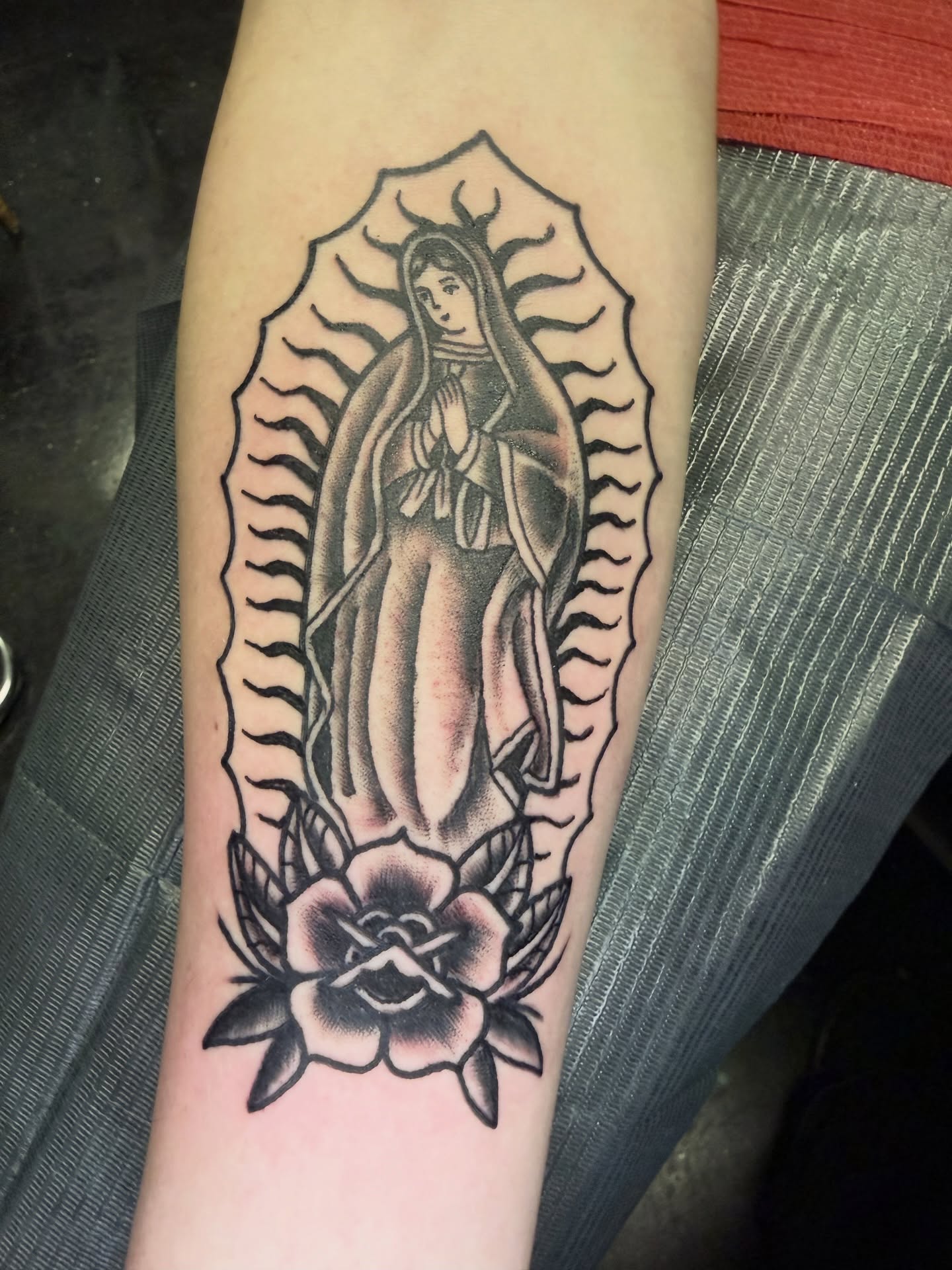 Our Lady of Guadalupe American traditional tattoo on the forearm by Maggie De La Torre ๐ณ๏ธโโง๏ธ๐ฒ๐ฝ