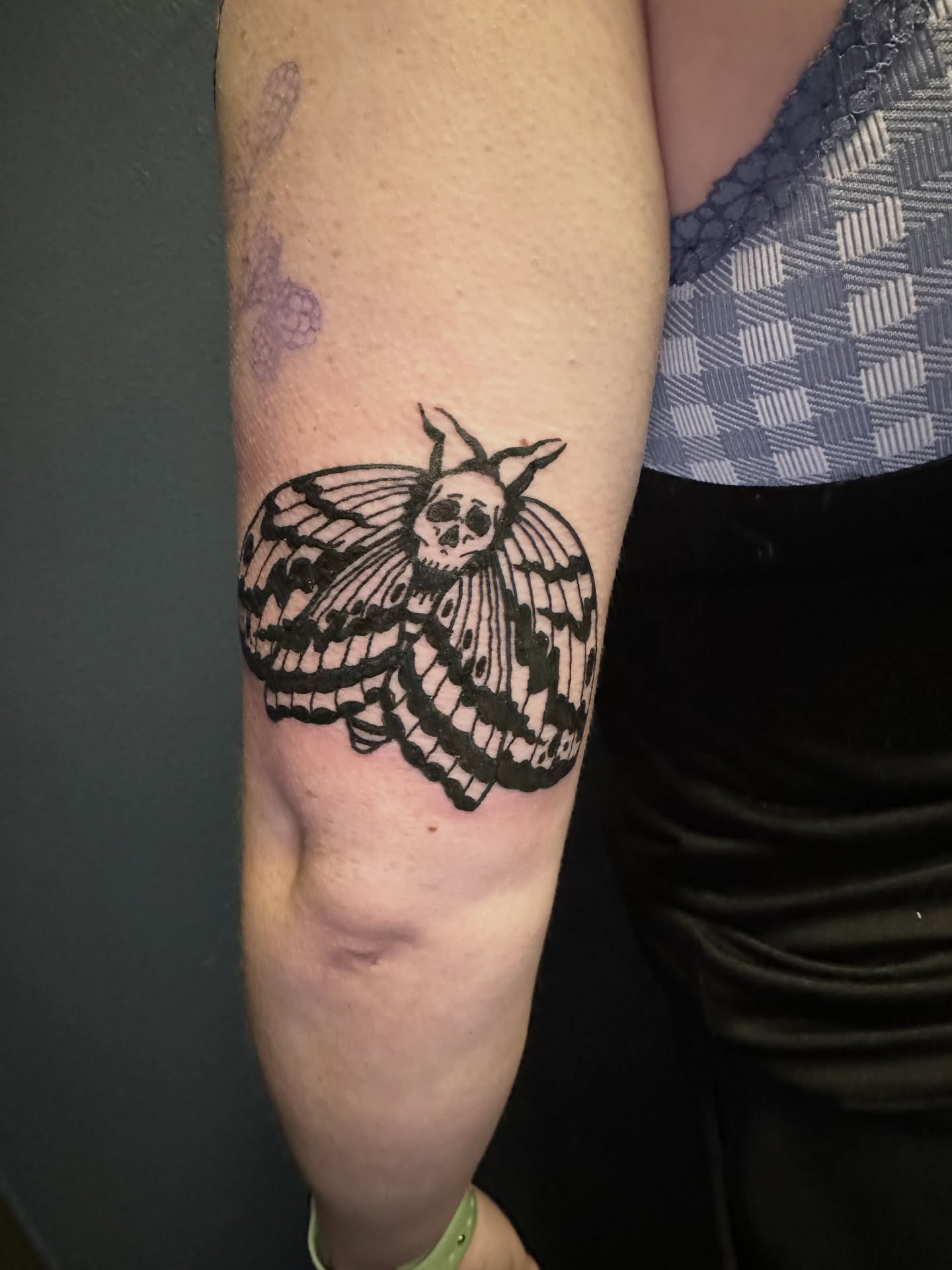 Skull moth black and grey tattoo on the forearm by Maggie De La Torre ๐ณ๏ธโโง๏ธ๐ฒ๐ฝ