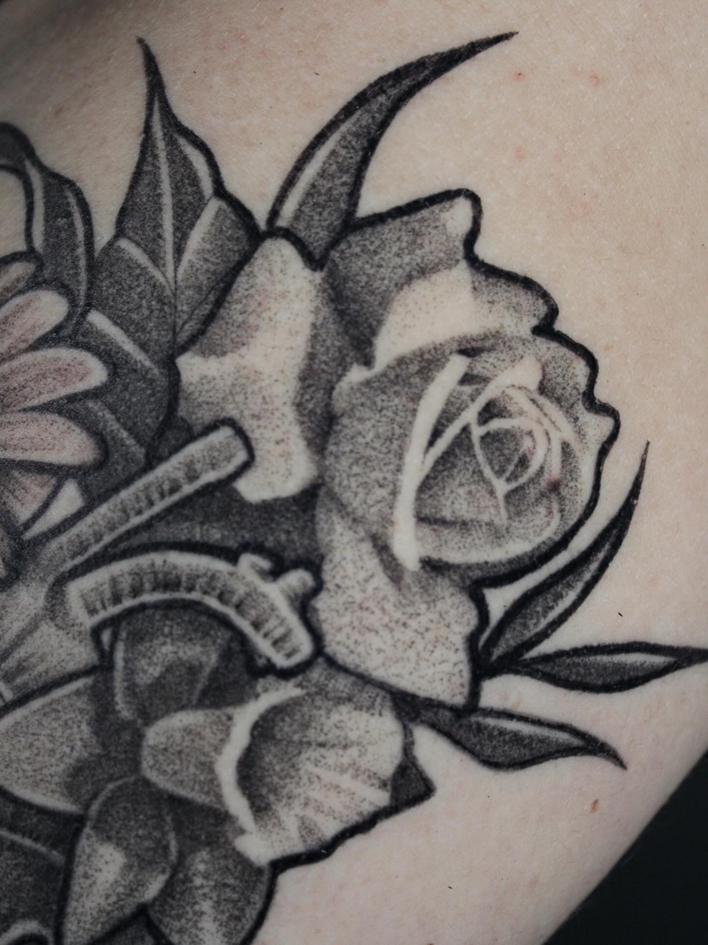 Roses black and grey tattoo on the upper arm by 𝕵𝖎𝖒𝖎 𝕯𝖊𝕽𝖔𝖘𝖆🥀, Everett, Washington