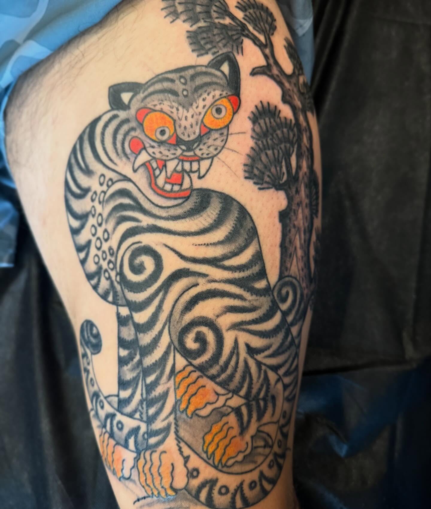 Tiger American traditional tattoo on the thigh by Candi Kinyōbi