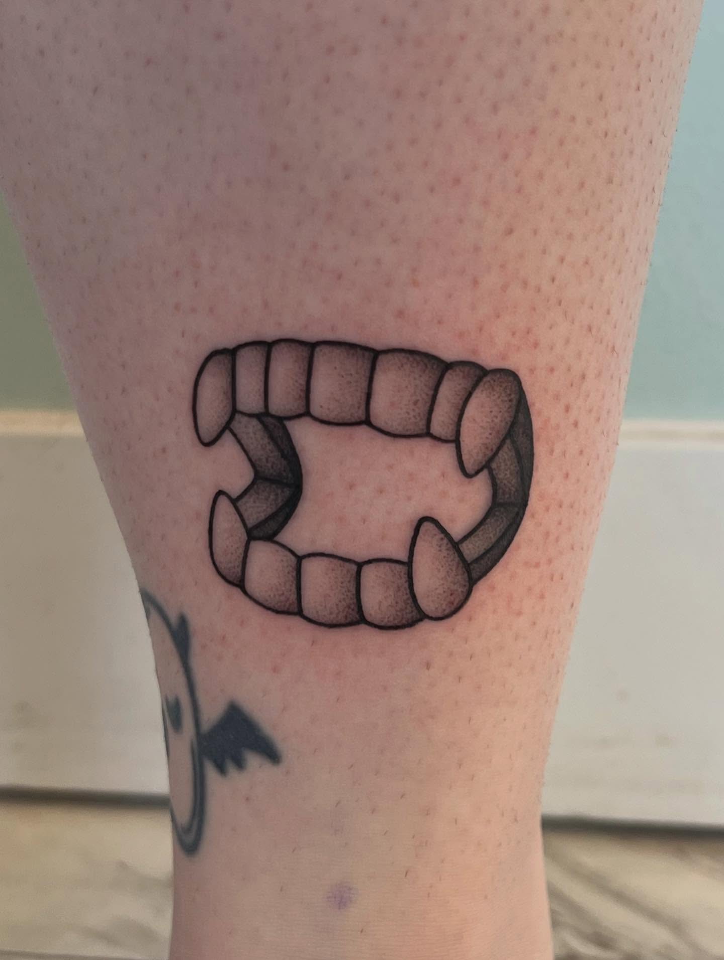 Teeth black and grey tattoo on the leg by 𝖆𝖑𝖞𝖘𝖘𝖆 ☽