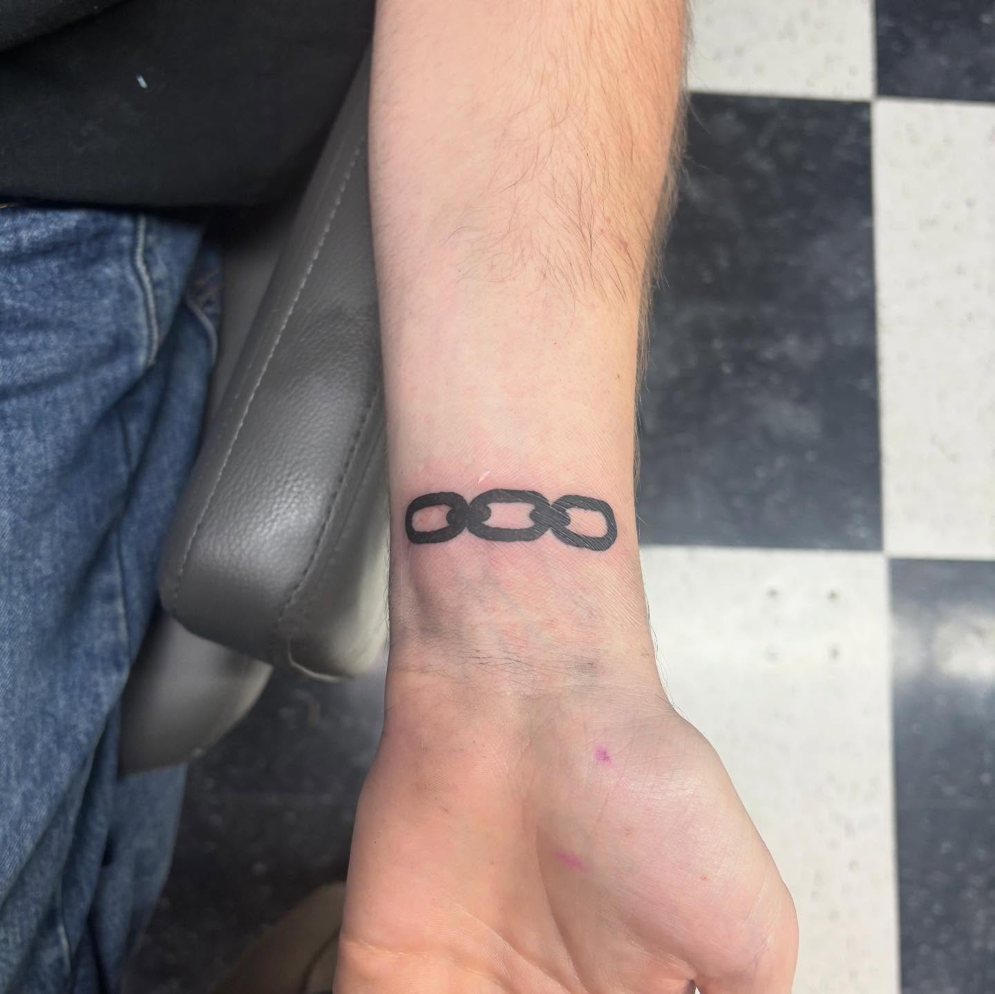 Chain links geometric tattoo by Joe ⋆₊⋆☢︎⁺₊⚠︎₊⋆