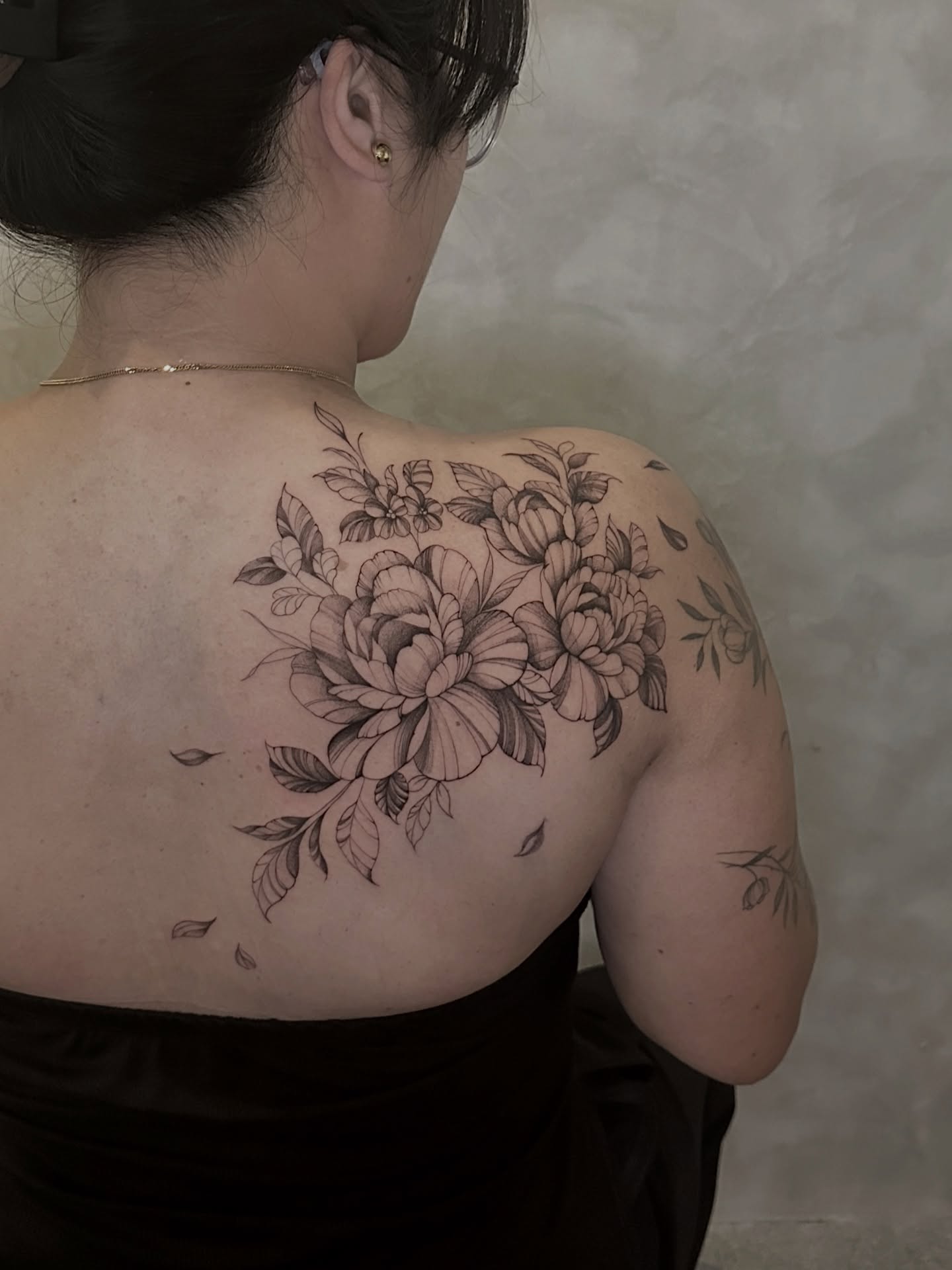 Floral bouquet black and grey tattoo on the back by Arhem Quiambao