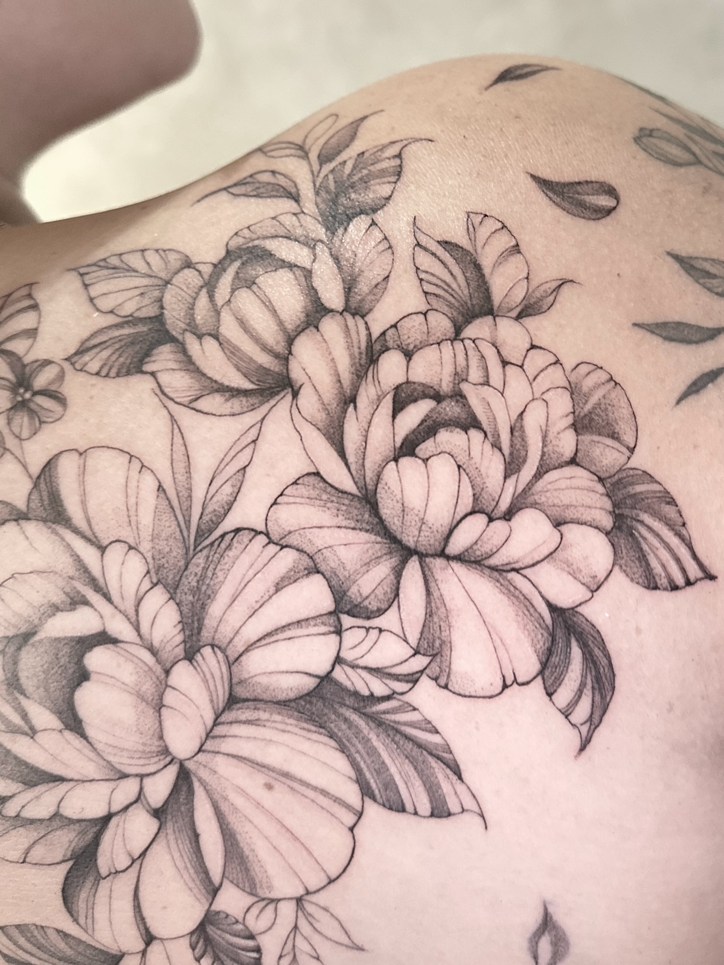 Floral bouquet realism tattoo on the shoulder by Arhem Quiambao