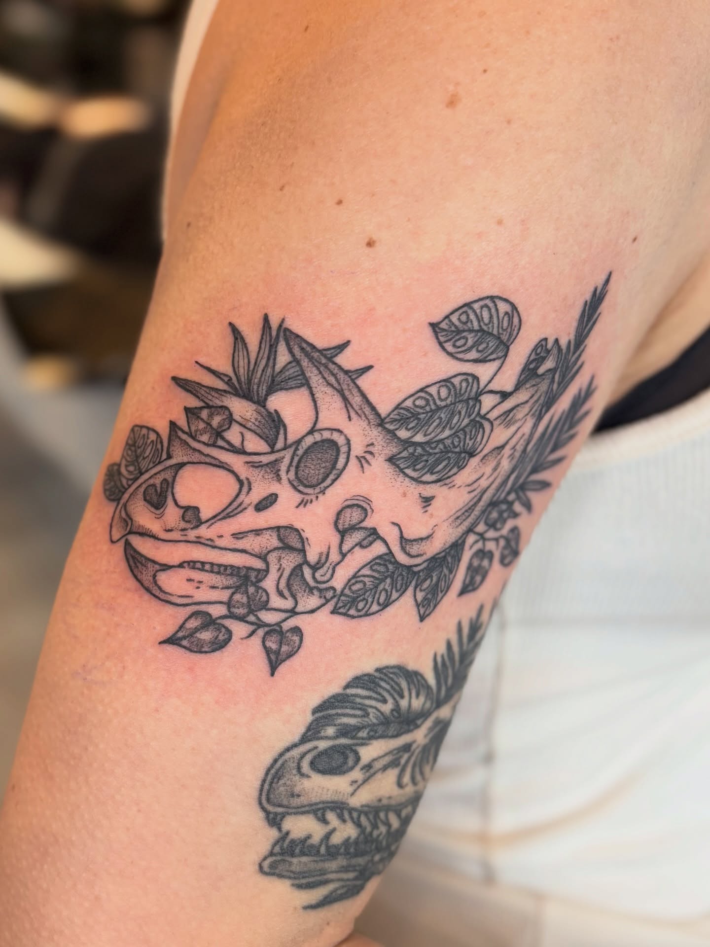 Tattoo by @daisy_chaiin — black_and_grey