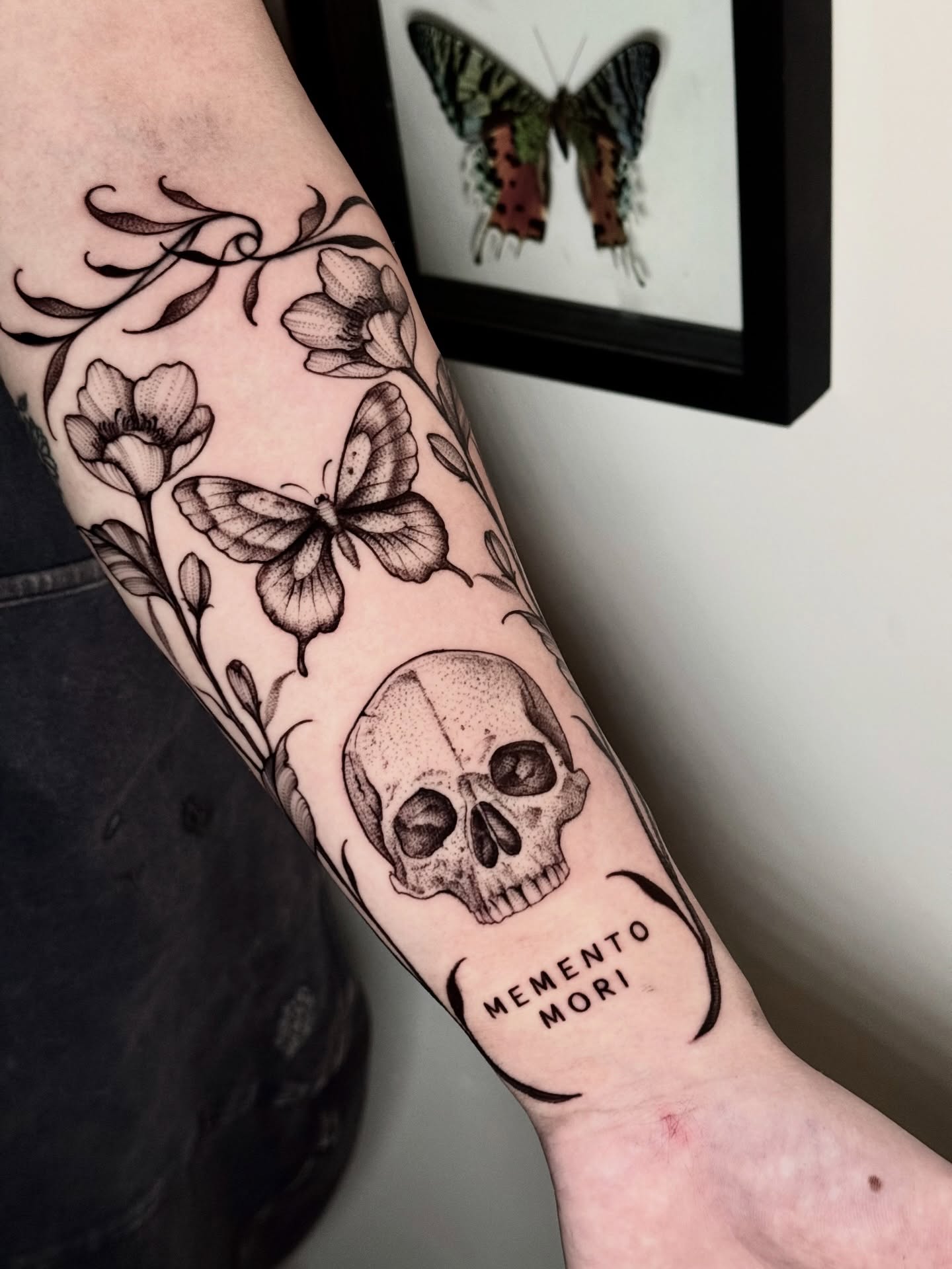 Skull and flowers dotwork tattoo on the forearm by ℳ𝒾𝓇𝓉𝒽𝒶 𝒯ℴ𝓇𝓇ℯ𝓈, San Diego, California