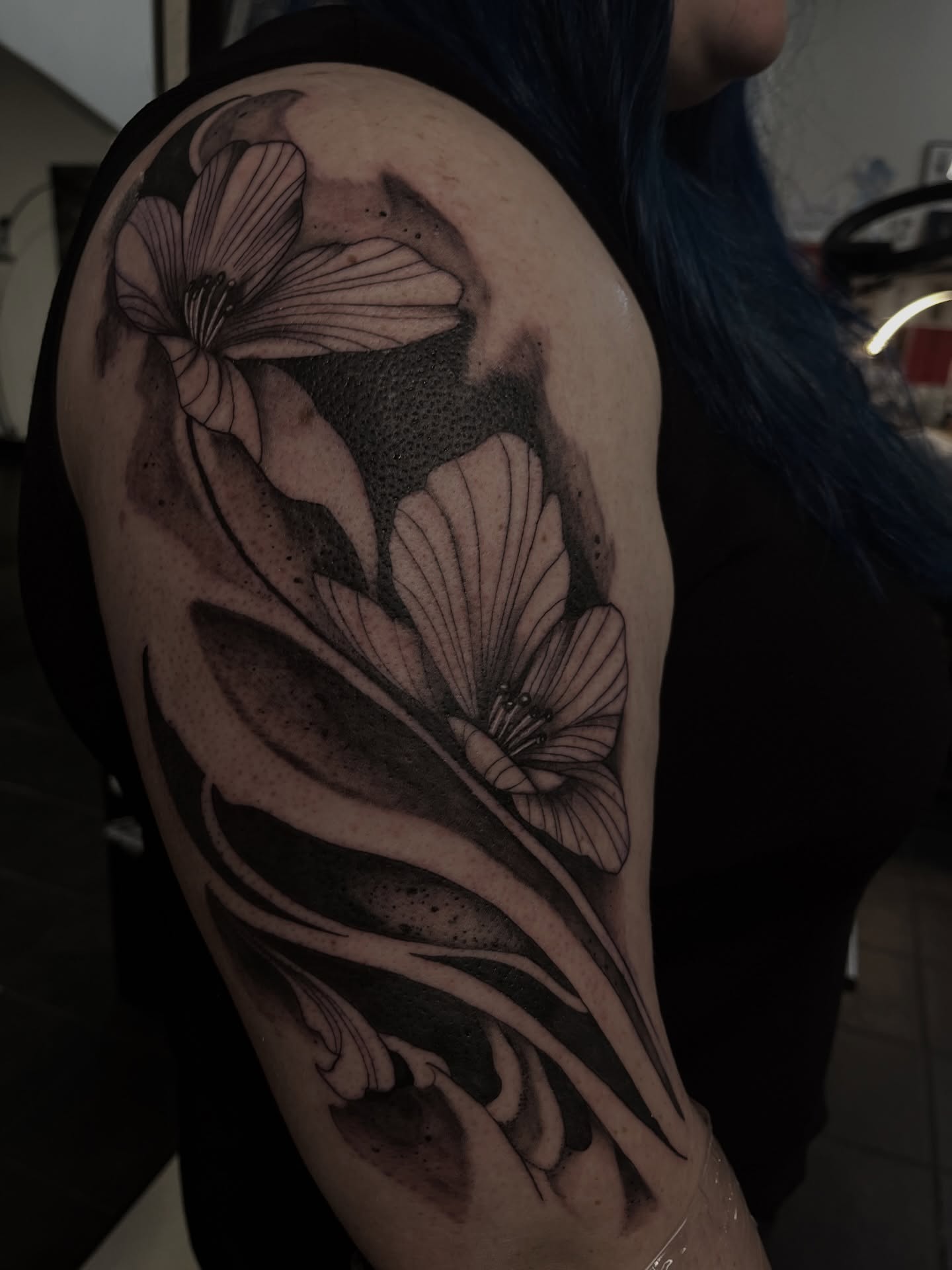 Flowers black and grey tattoo on the shoulder by suzie