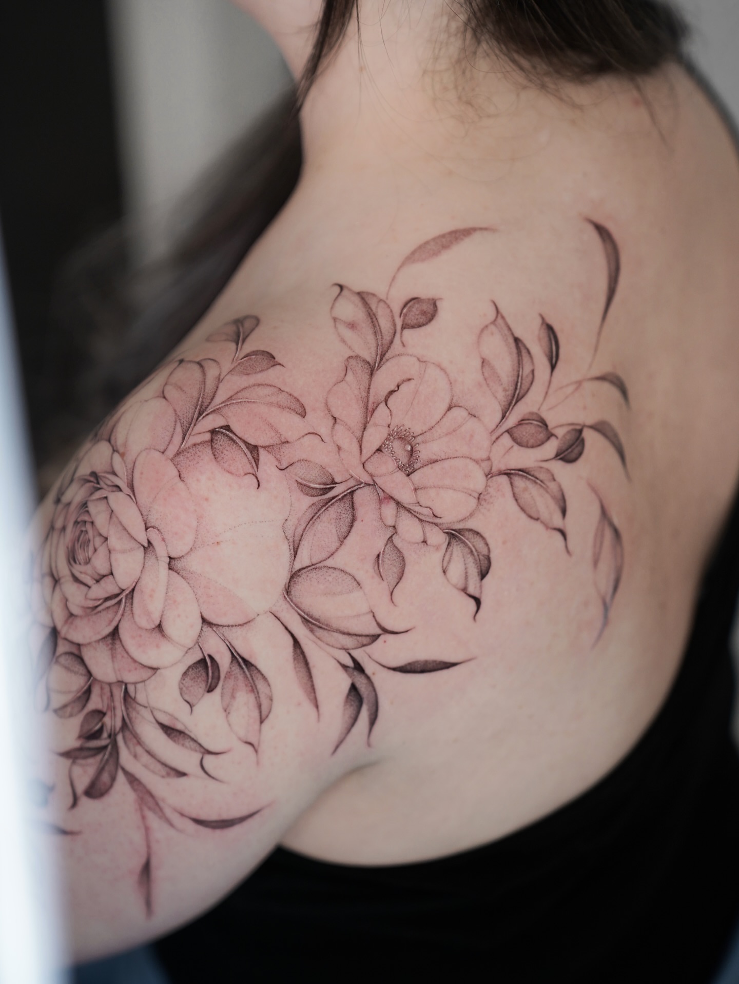 Flowers black and grey tattoo on the shoulder by Bel Fernandez