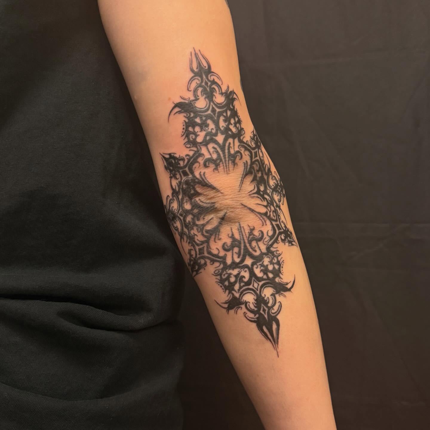 Floral design tribal tattoo on the forearm by cortez