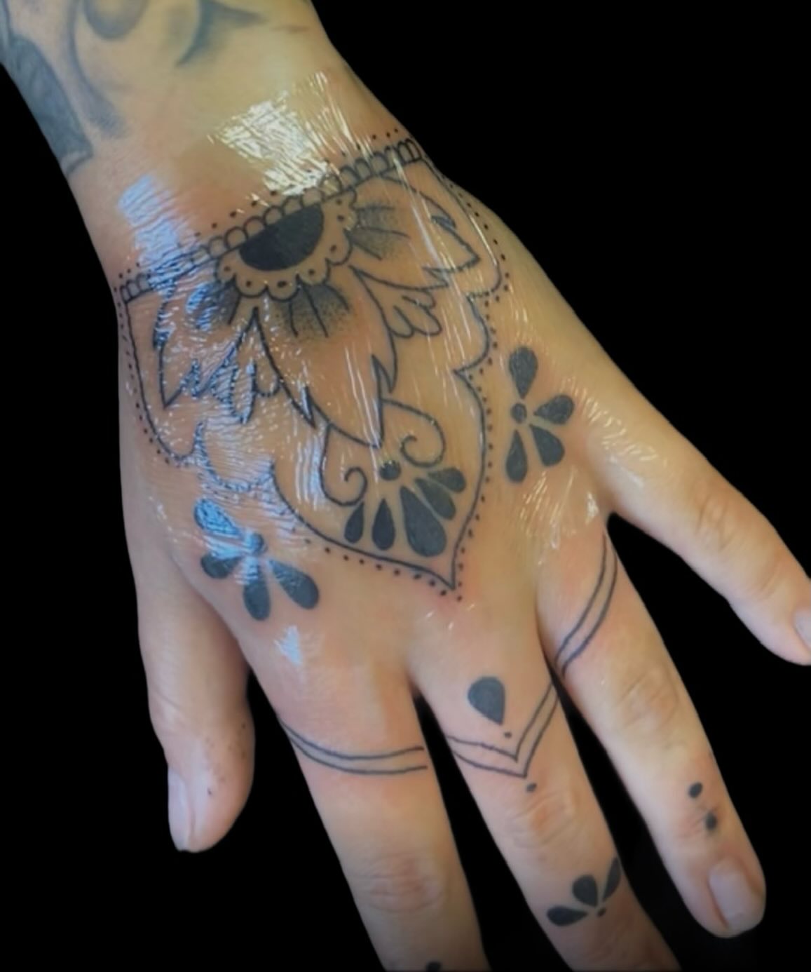 Floral design ornamental tattoo on the hand by 𝒯𝒶𝓉𝓈𝑜𝓊𝓁 𝒷𝓎 C𝓁𝒶𝓊𝒹𝒾𝒶