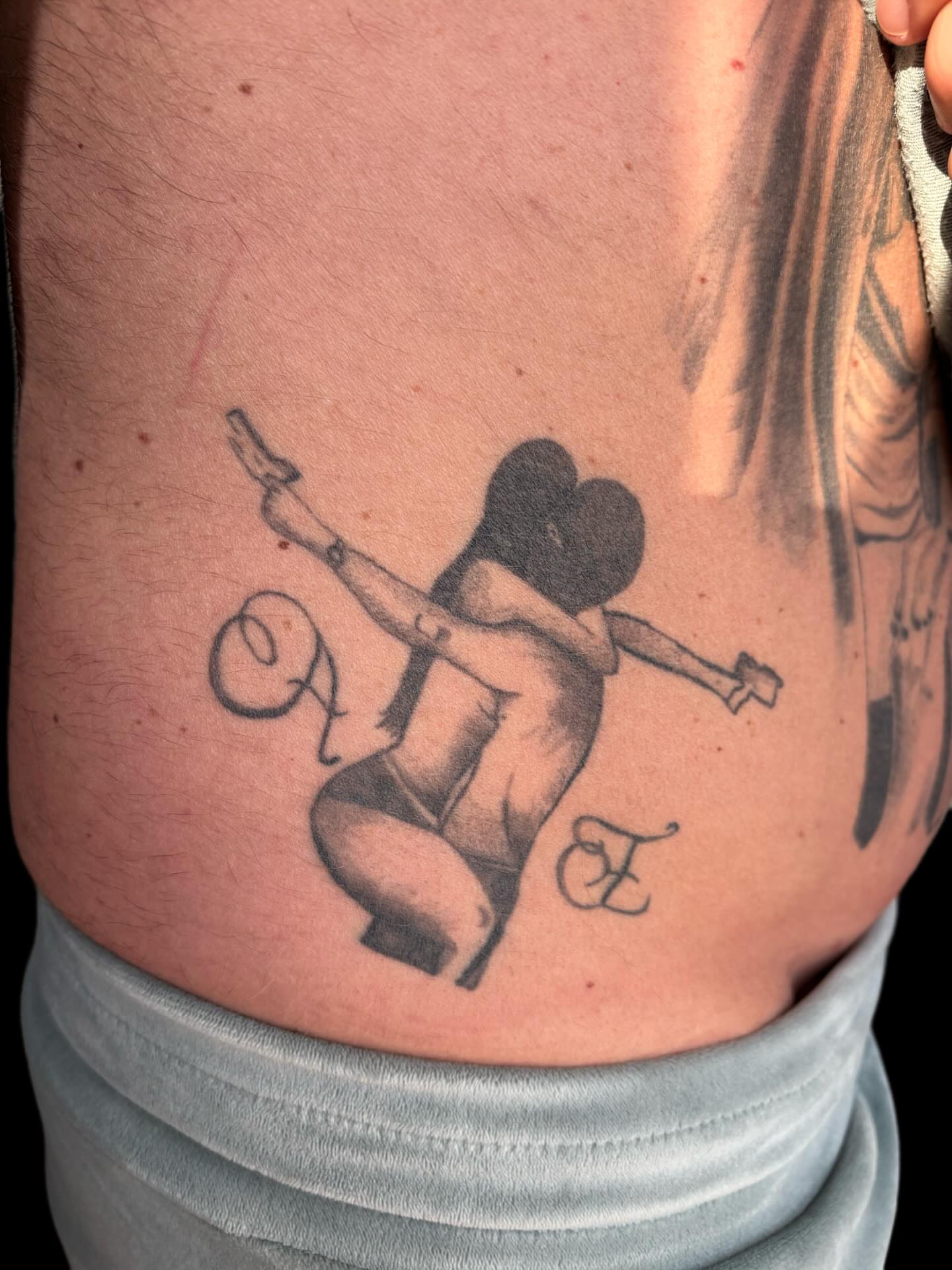 Woman with child black and grey tattoo on the thigh by 𝒯𝒶𝓉𝓈𝑜𝓊𝓁 𝒷𝓎 C𝓁𝒶𝓊𝒹𝒾𝒶