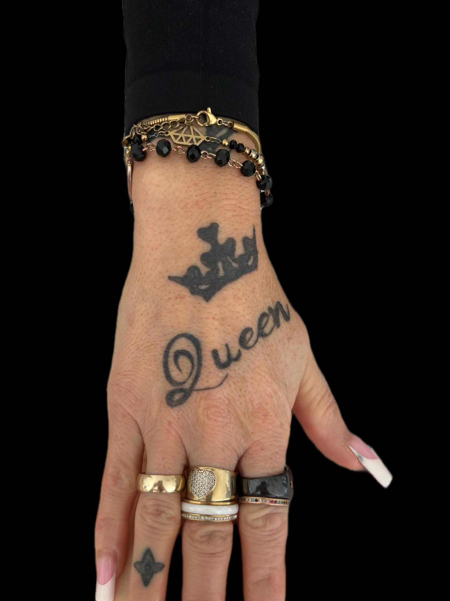 Queen lettering script tattoo on the hand by 𝒯𝒶𝓉𝓈𝑜𝓊𝓁 𝒷𝓎 C𝓁𝒶𝓊𝒹𝒾𝒶
