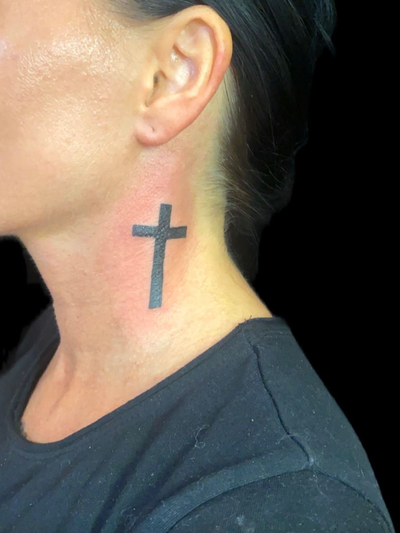 Cross black and grey tattoo on the neck by 𝒯𝒶𝓉𝓈𝑜𝓊𝓁 𝒷𝓎 C𝓁𝒶𝓊𝒹𝒾𝒶