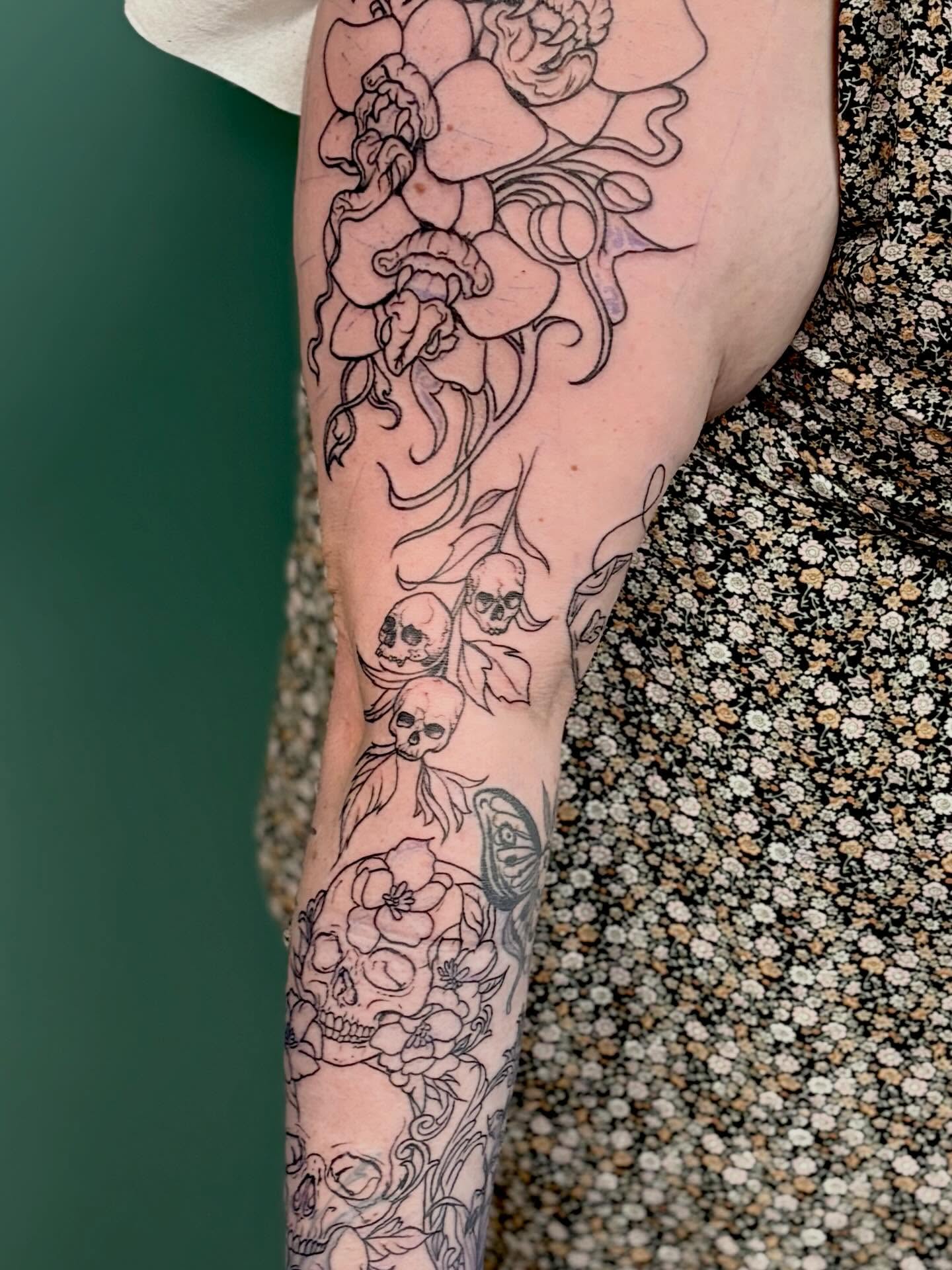 Tattoo by @ciarahofmeisterink — black_and_grey, ornamental