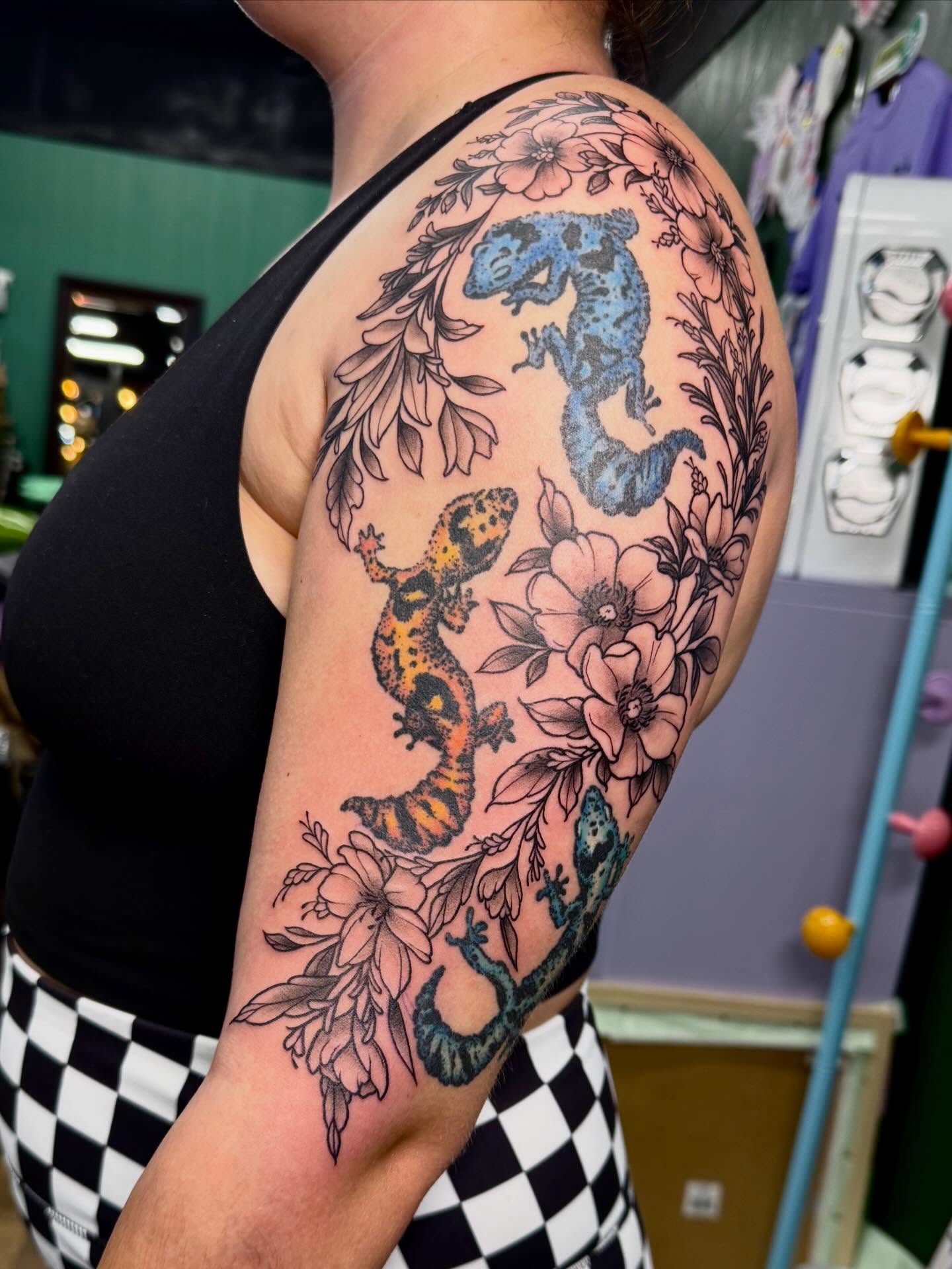 Gecko and flowers neo-traditional tattoo on the upper arm by Taylor Kay 🌿