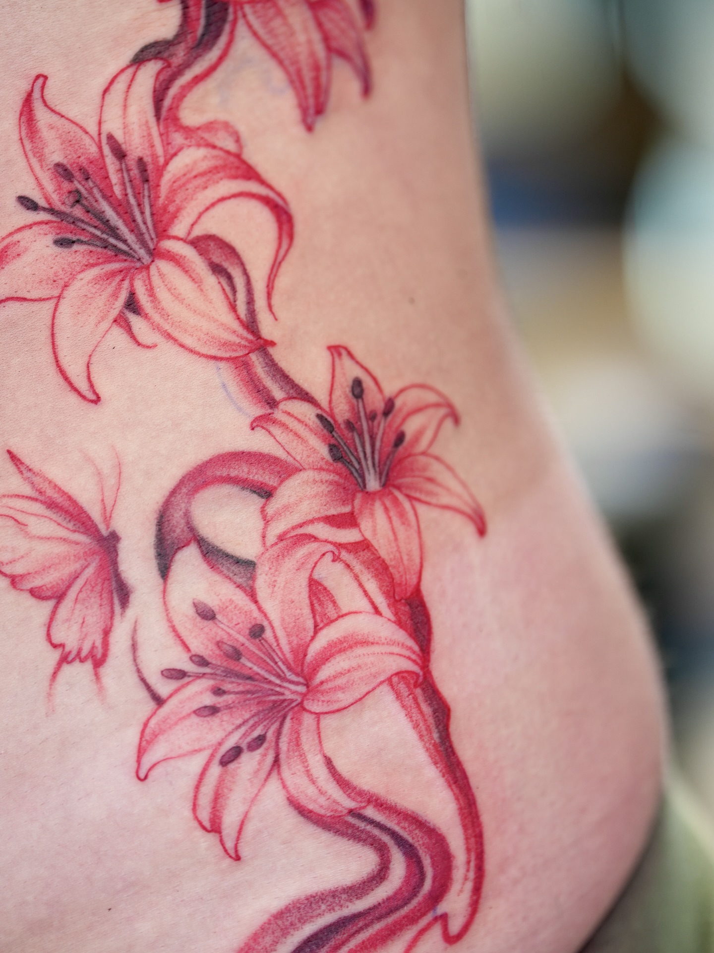 Lilies realism tattoo on the thigh by Kevin Betancourt