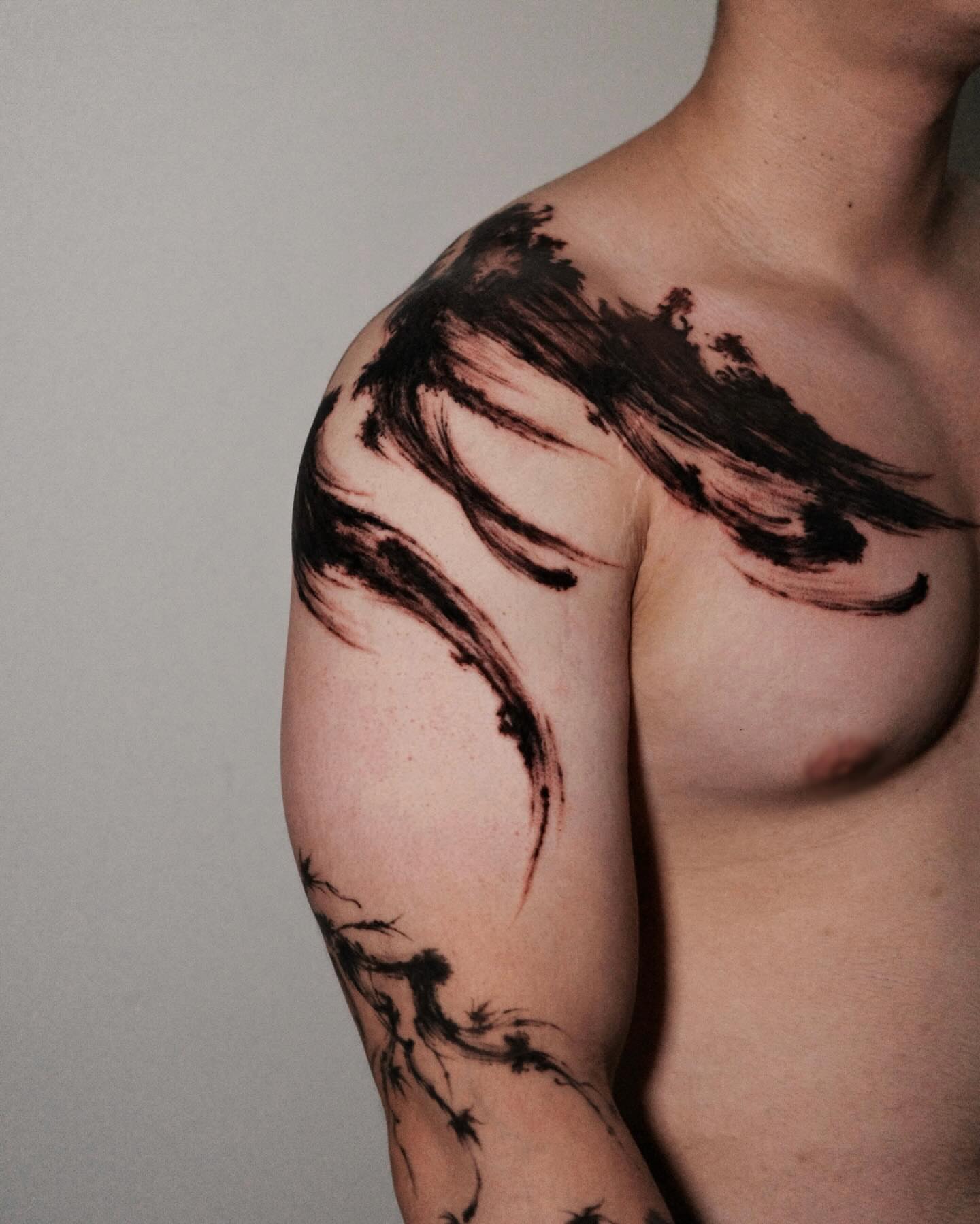 Abstract brushstrokes black and grey tattoo on the shoulder by Chou 周哲｜抽象｜流體｜筆刷