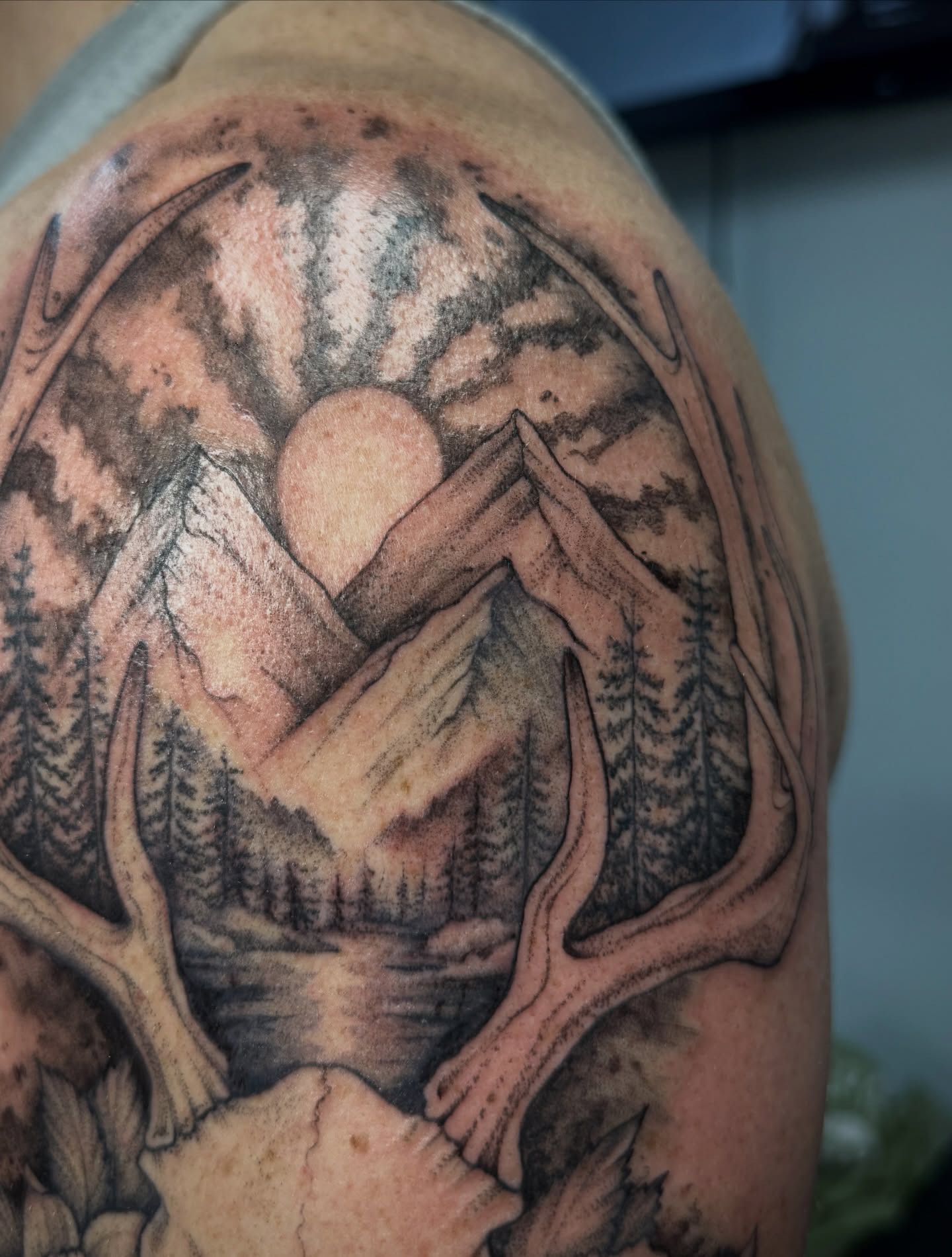 Mountain landscape realism tattoo on the shoulder by 𝐀𝐝𝐫𝐢𝐞𝐥 𝐓𝐢𝐧𝐤𝐥𝐞𝐧𝐛𝐞𝐫𝐠 ⏾, Denison, Iowa