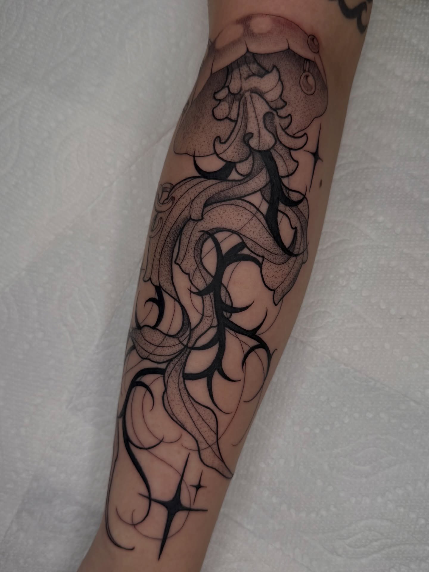 Abstract design tribal tattoo on the forearm by 𝔓𝔢𝔞𝔠𝔥𝔶 𝔄𝔫𝔰𝔩𝔢𝔶