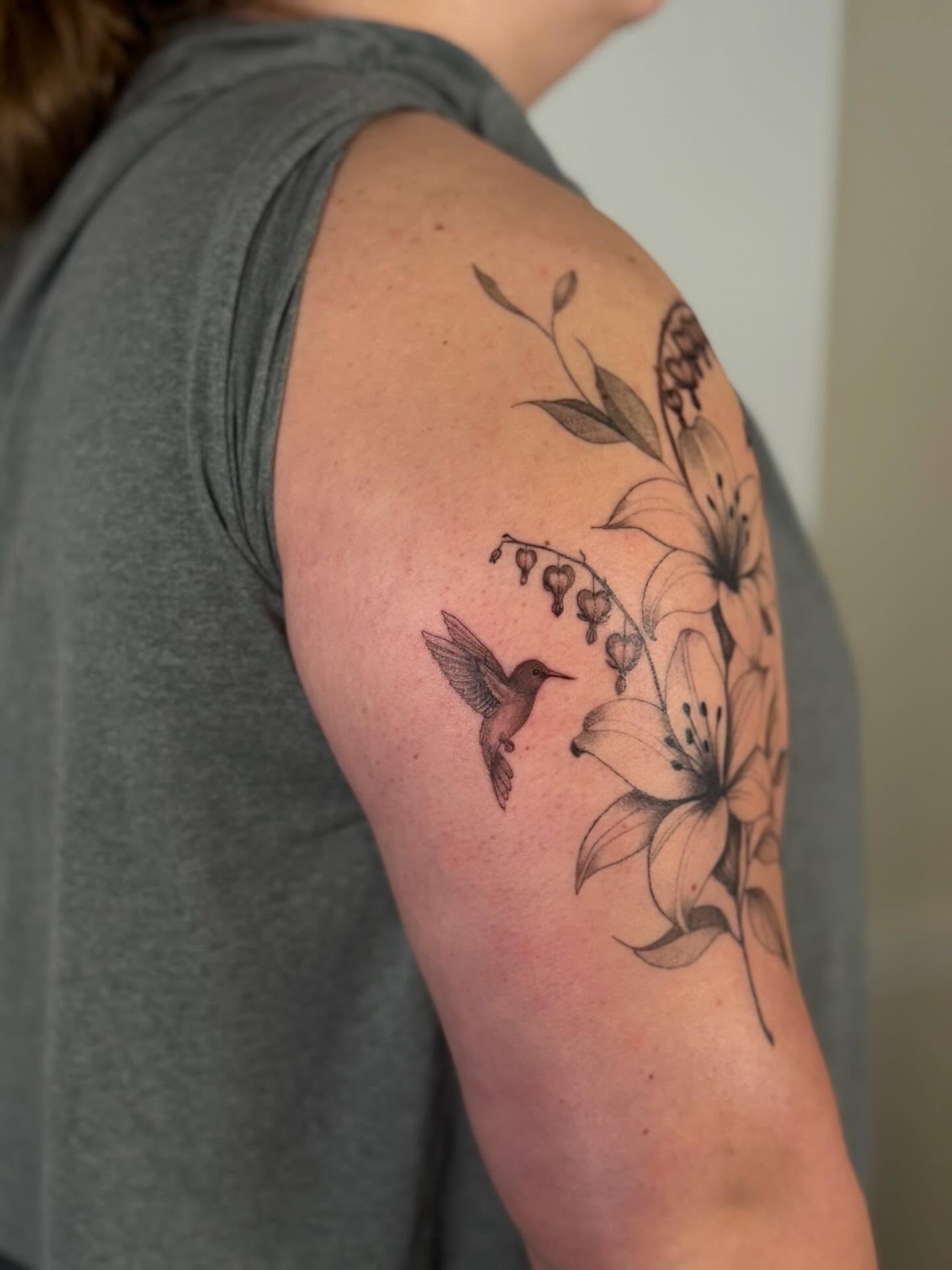 Hummingbird and lilies realism tattoo on the shoulder by Felipe Pacifico