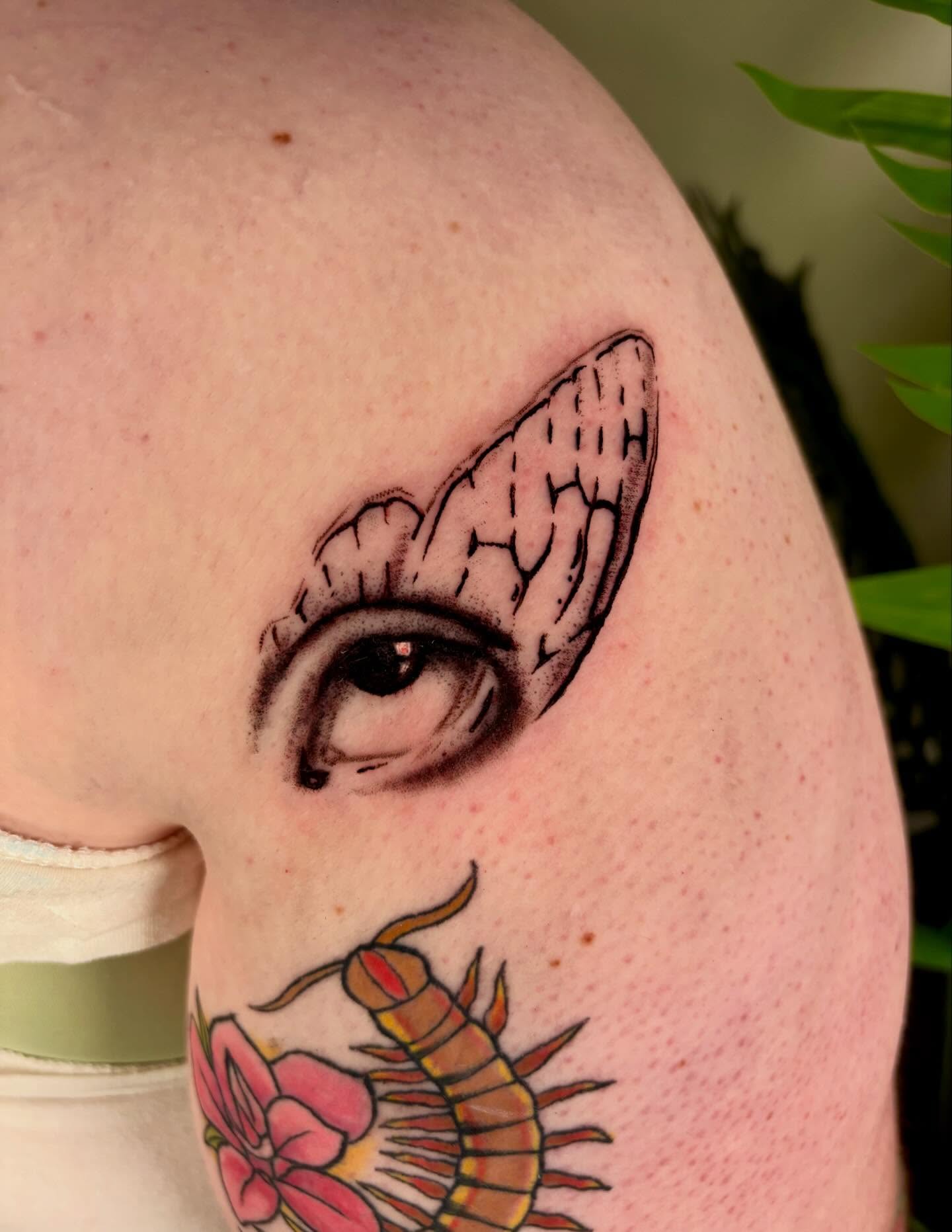Eye with wing realism tattoo on the shoulder by Davie Tattoos