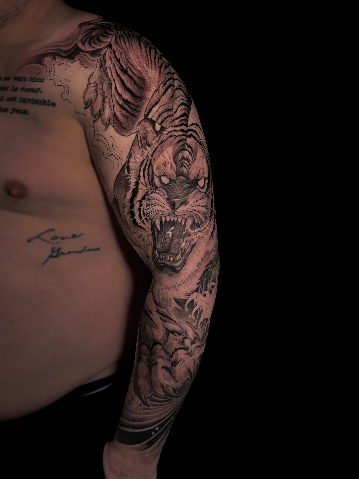 Tiger realism tattoo on the upper arm by Vince Lau