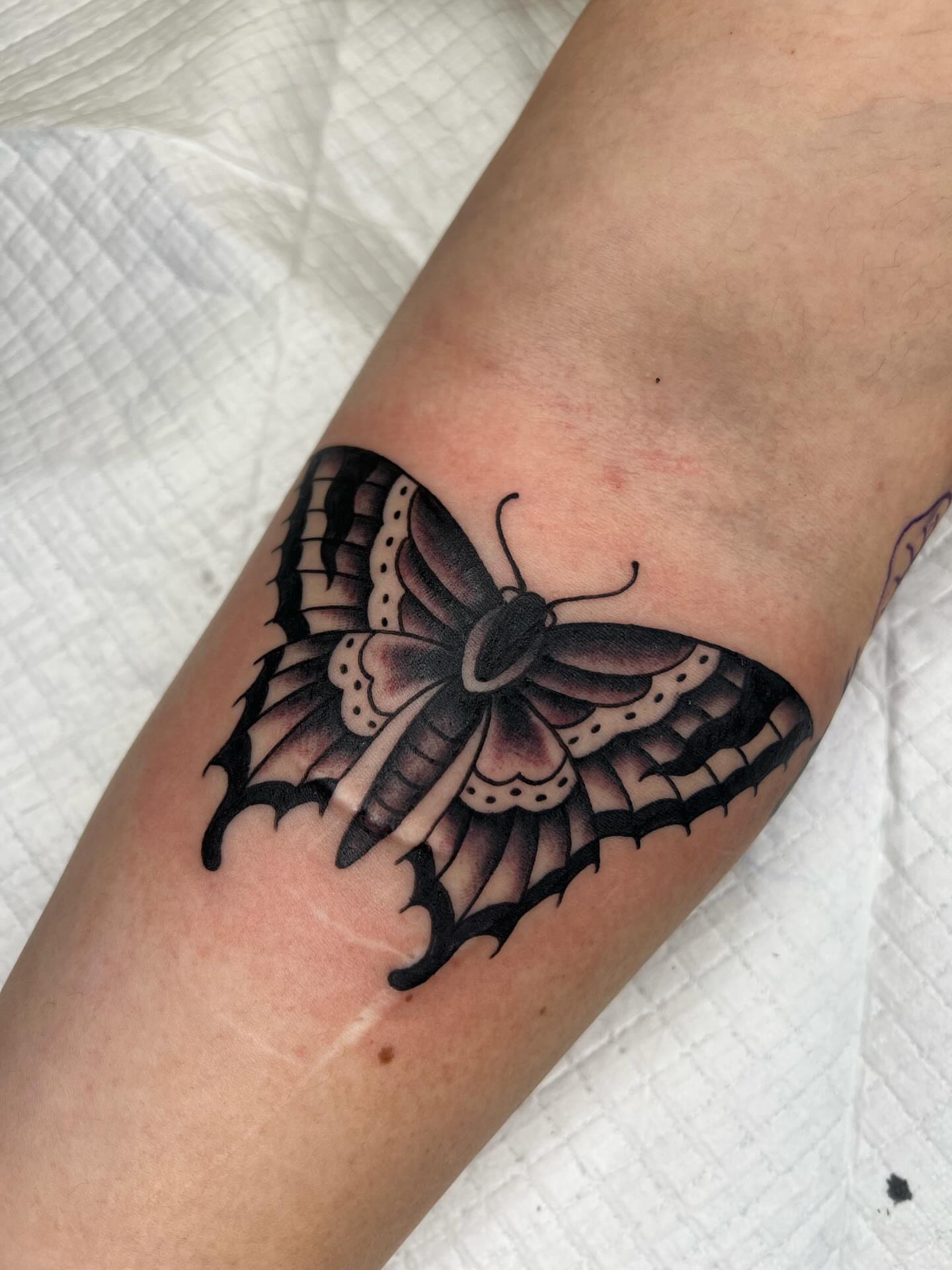 Tattoo by @hannahtattana — black_and_grey