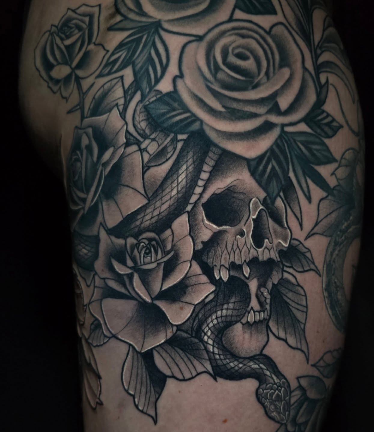 Skull and roses black and grey tattoo on the forearm by Anna Brittany