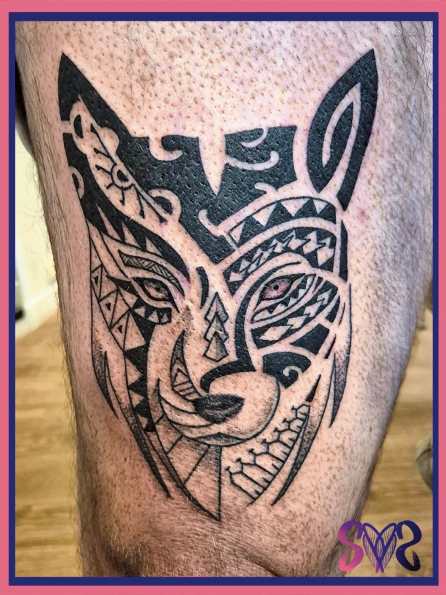 Wolf tribal tattoo on the thigh by Sooz, Tours, Centre-Val de Loire