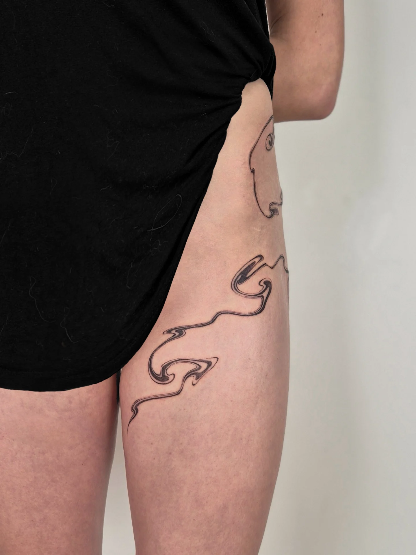 Swirls black and grey tattoo on the thigh by Sophorn Long (soapy)