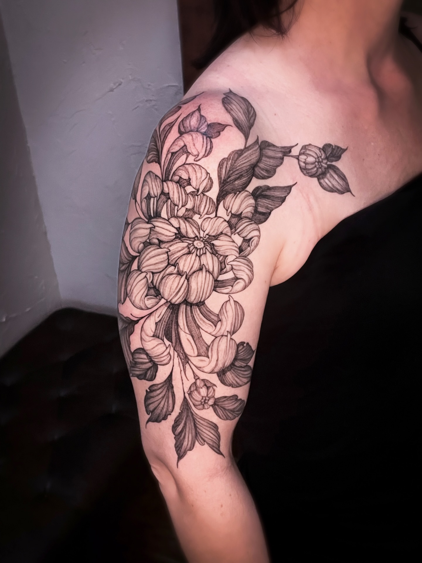 Chrysanthemum bouquet black and grey tattoo on the shoulder by 𝒥𝓊𝓃𝒾𝓅𝑒𝓇 𝒫𝑜𝓈𝓉 (Juju)