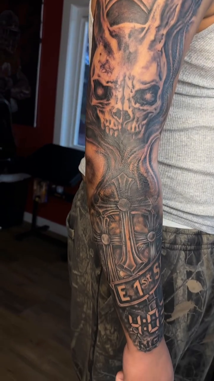Skull and crosses dark realism tattoo by TC 🧚🏽, Columbus, OH