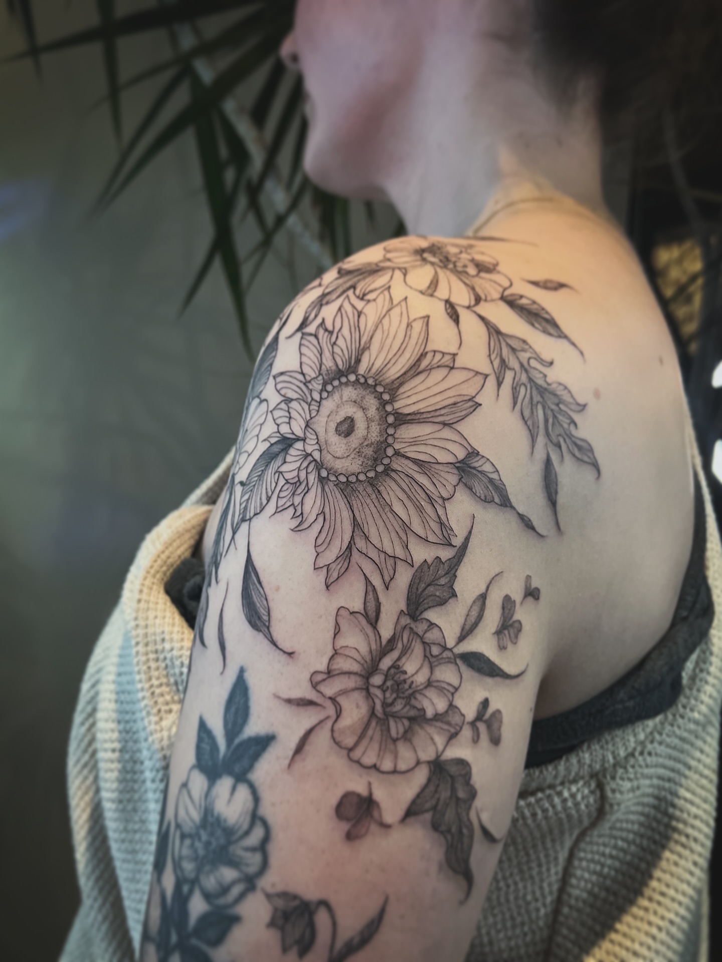 Tattoo by 𝐑𝐀𝐈𝐍𝐈 | 𝖡𝗋𝗂𝗀𝗁𝗍𝗈𝗇 𝖳𝖺𝗍𝗍𝗈𝗈 | 𝖥𝗅𝗈𝗋𝖺𝗅 | 𝖨𝗅𝗅𝗎𝗌𝗍𝗋𝖺𝗍𝗂𝗏𝖾 | 𝖥𝗂𝗇𝖾𝗅𝗂𝗇𝖾, Brighton, England