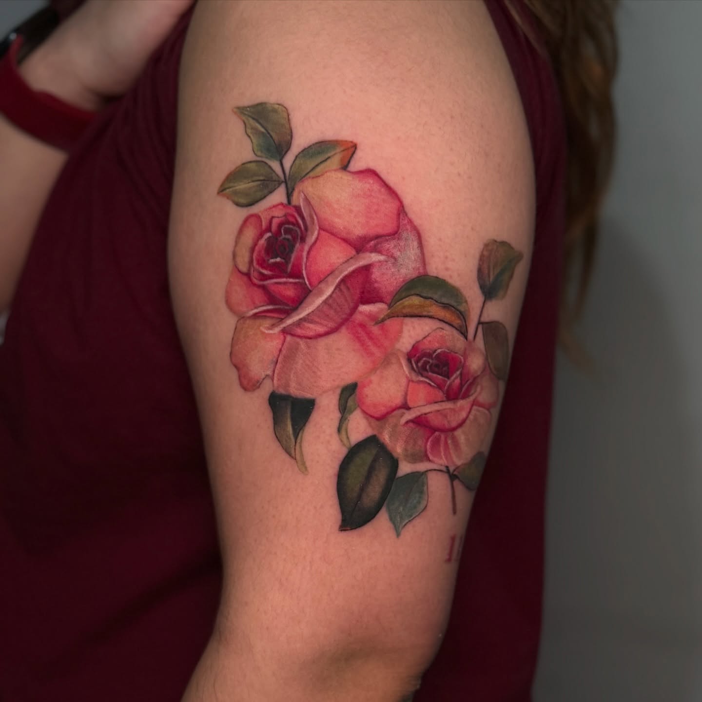Roses realism tattoo on the upper arm by 𝕀𝕣𝕚𝕤 𝔸𝕣𝕖𝕝𝕝𝕒𝕟𝕠