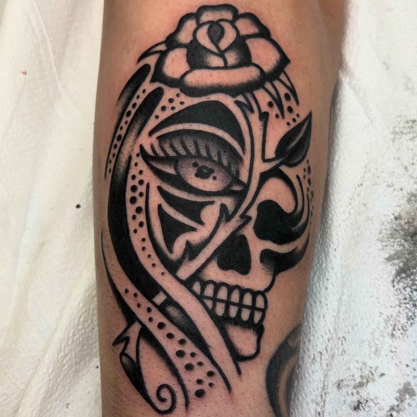 Skull with rose dotwork tattoo on the forearm by ๐ฎ๐๐๐๐ ๐ญ๐๐๐๐๐