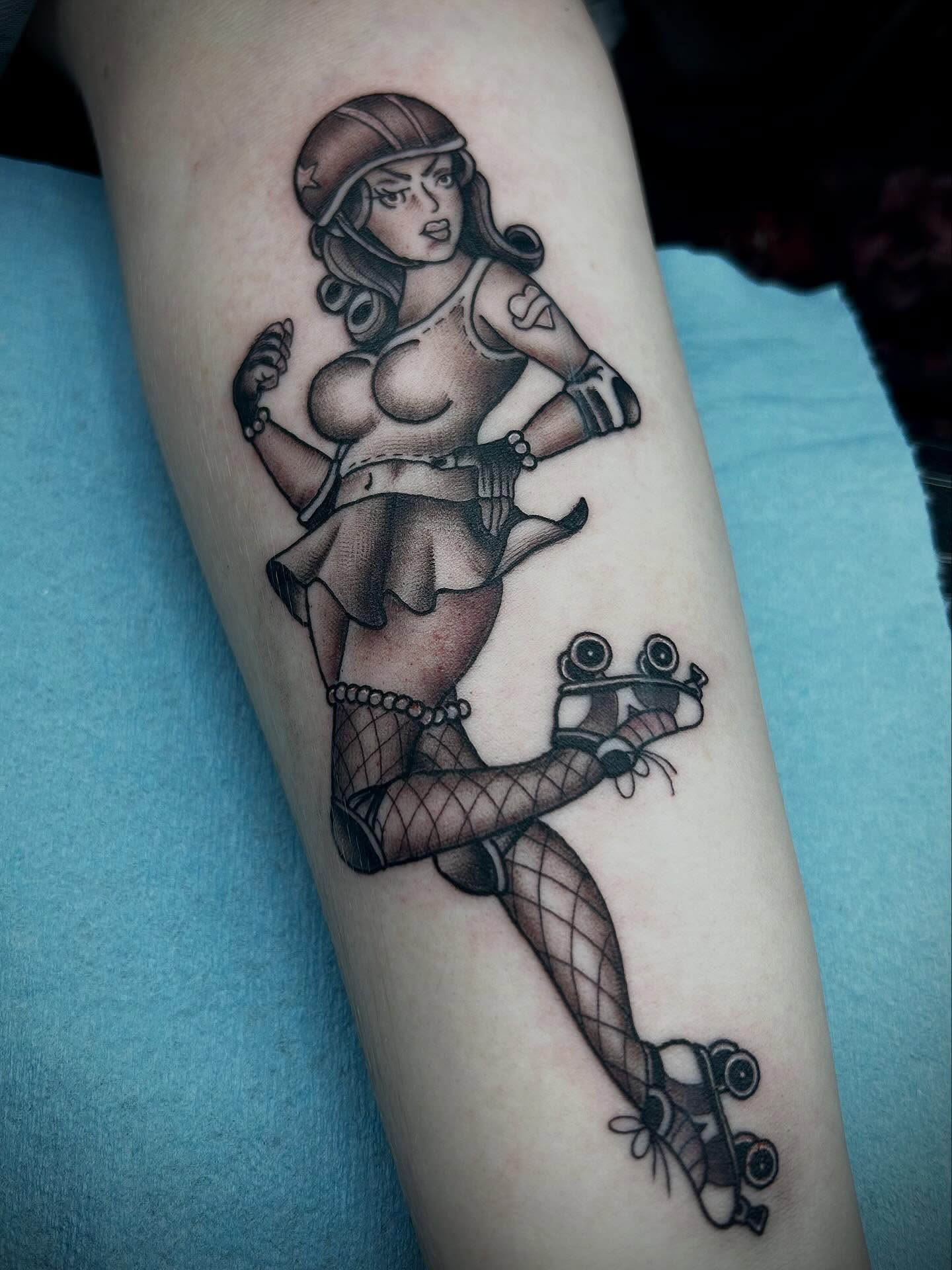 Roller derby girl American traditional tattoo on the forearm by Pᴇɪɢʜᴛᴏɴ "Fʟᴀsʜ", Phoenix, Arizona