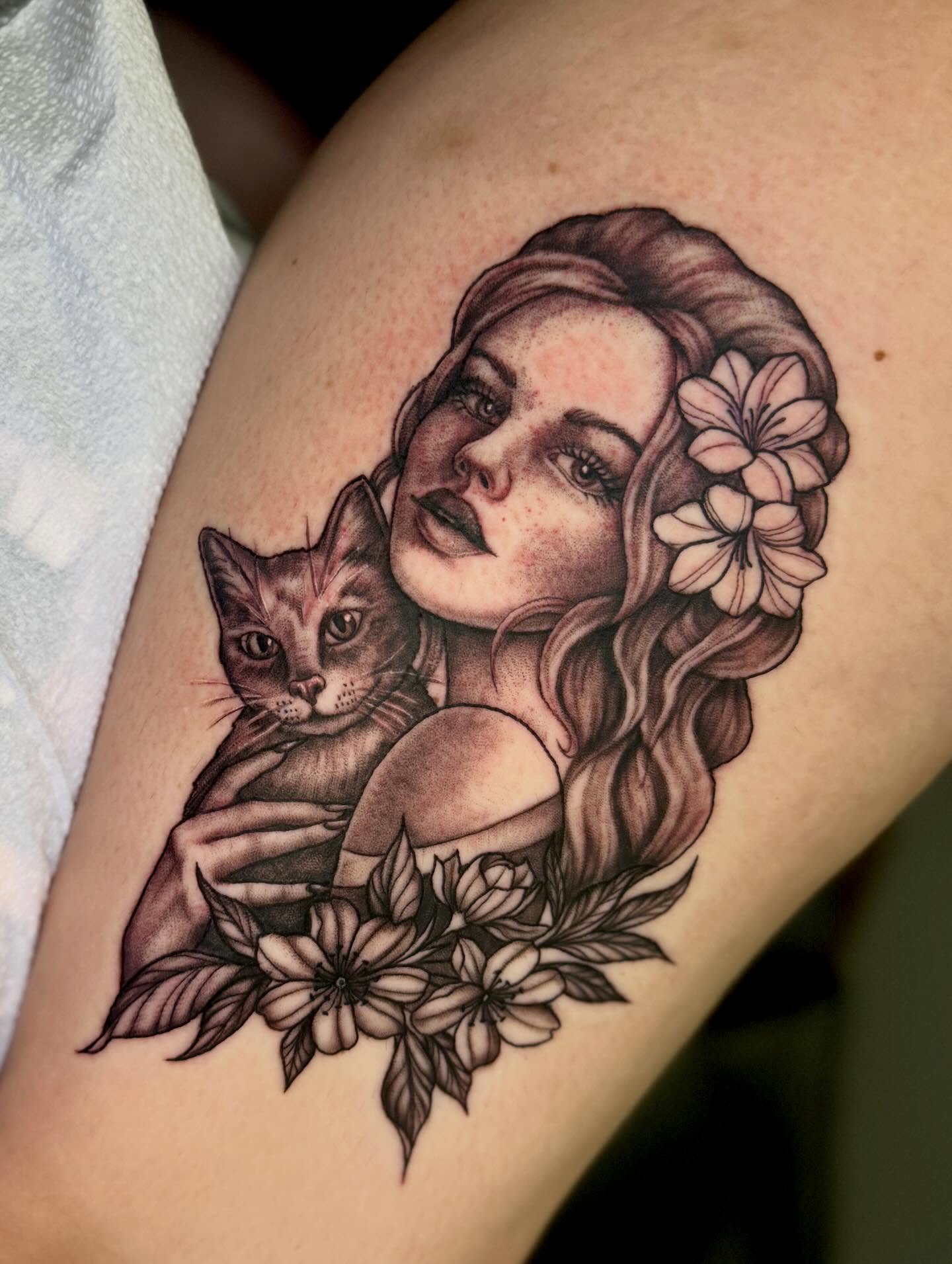 Woman with cat realism tattoo on the upper arm by πβ¨ππ₯π’π©ππΆ β¨π