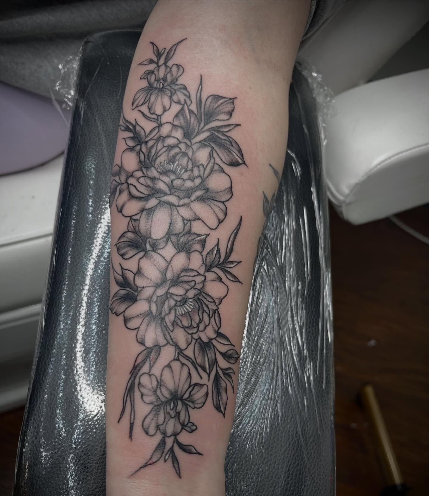 Tattoo by @jesscorinnetattoo — black_and_grey
