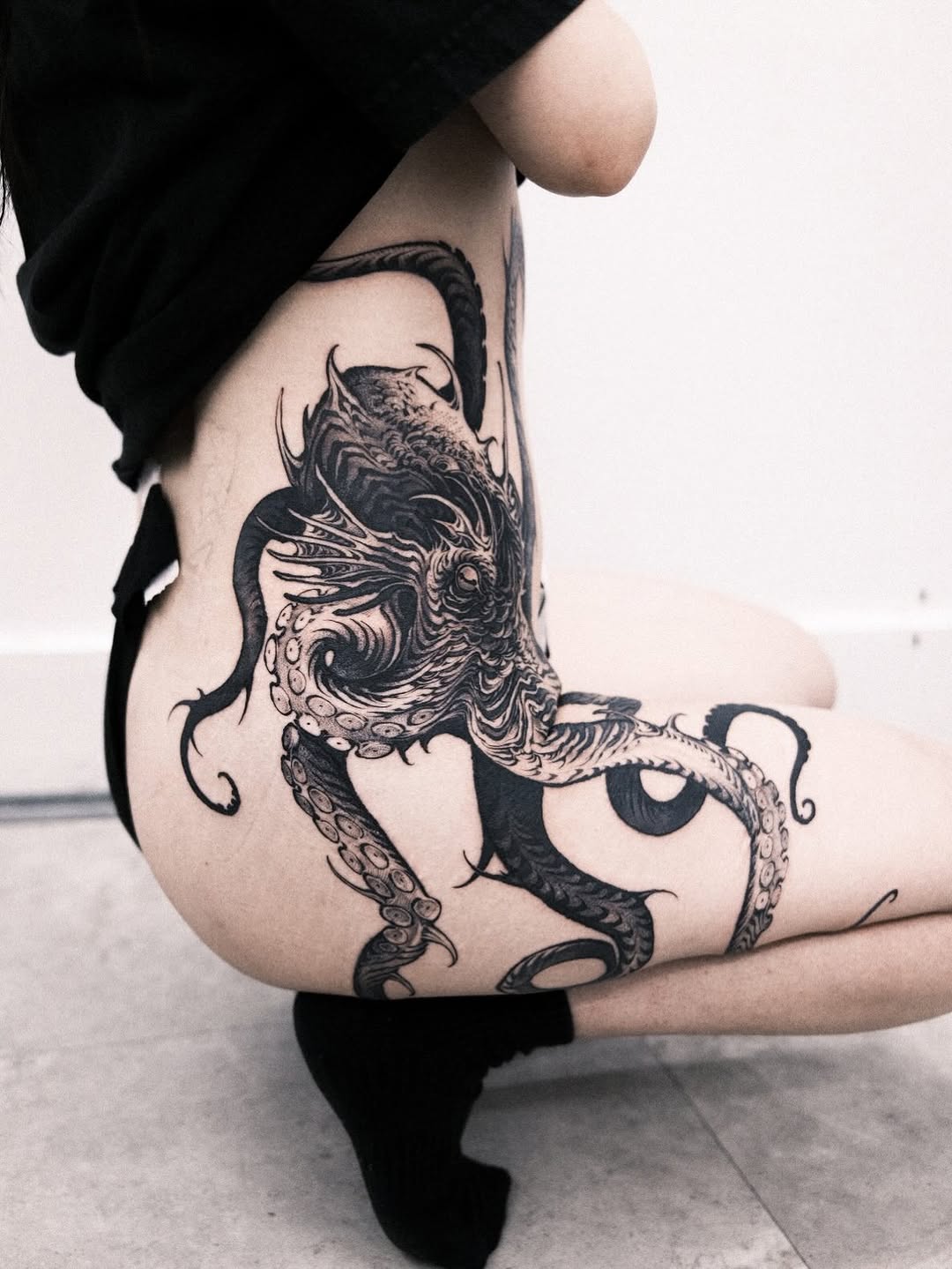 Octopus realism tattoo on the thigh by 우레