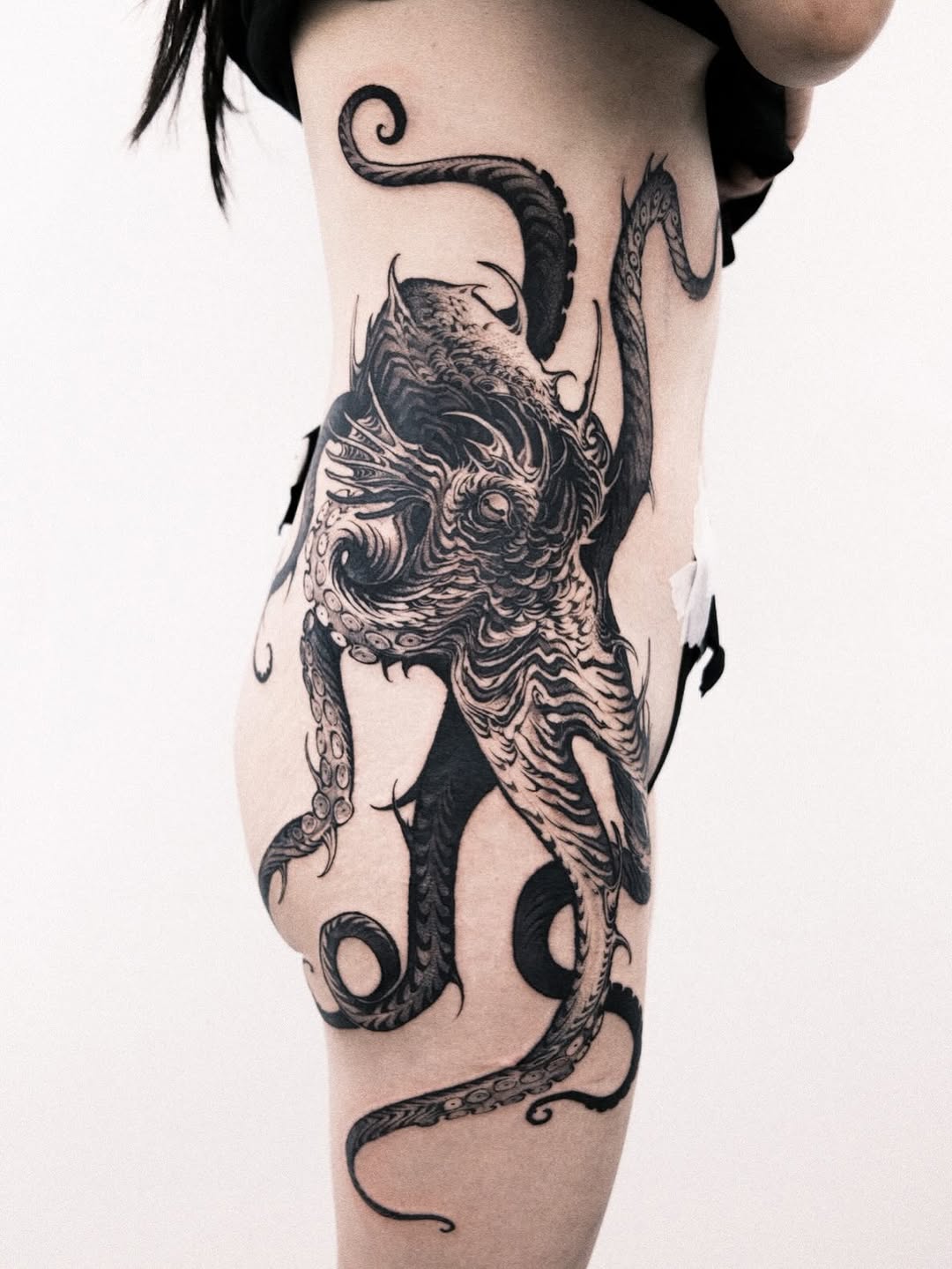Octopus realism tattoo on the thigh by 우레