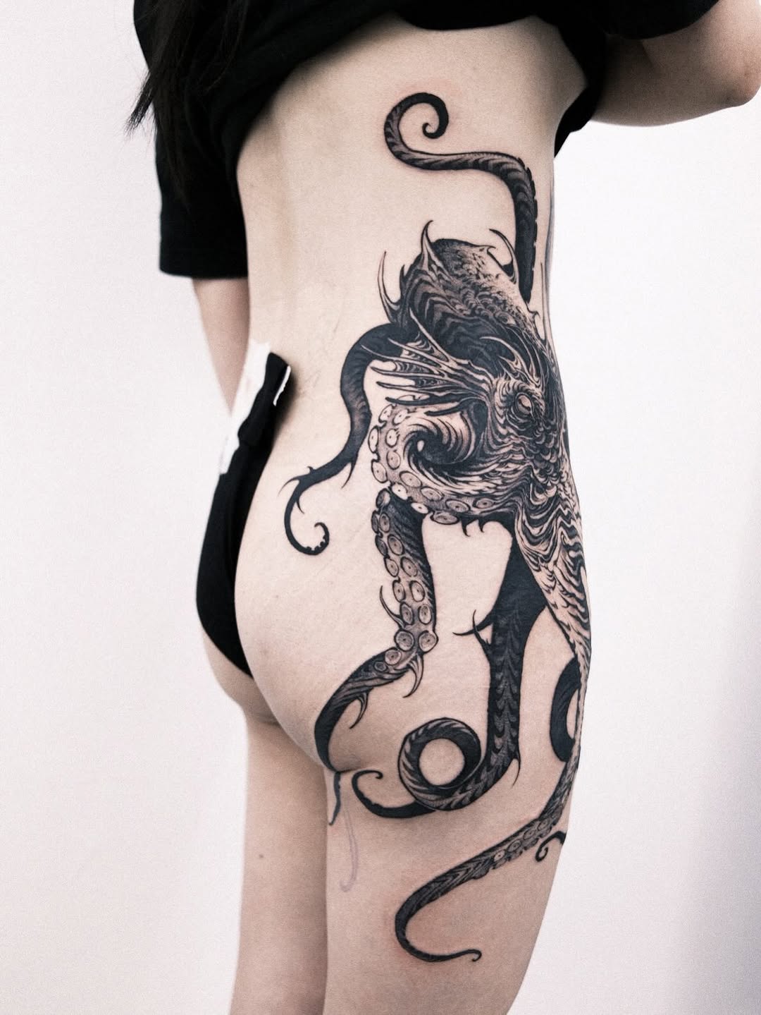 Octopus realism tattoo on the thigh by 우레