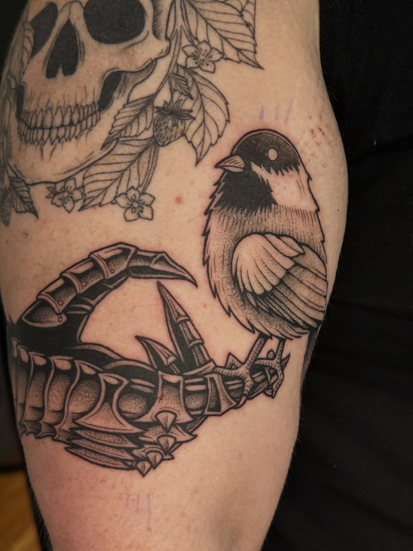 Bird and scorpion realism tattoo on the thigh by Paul DeVay