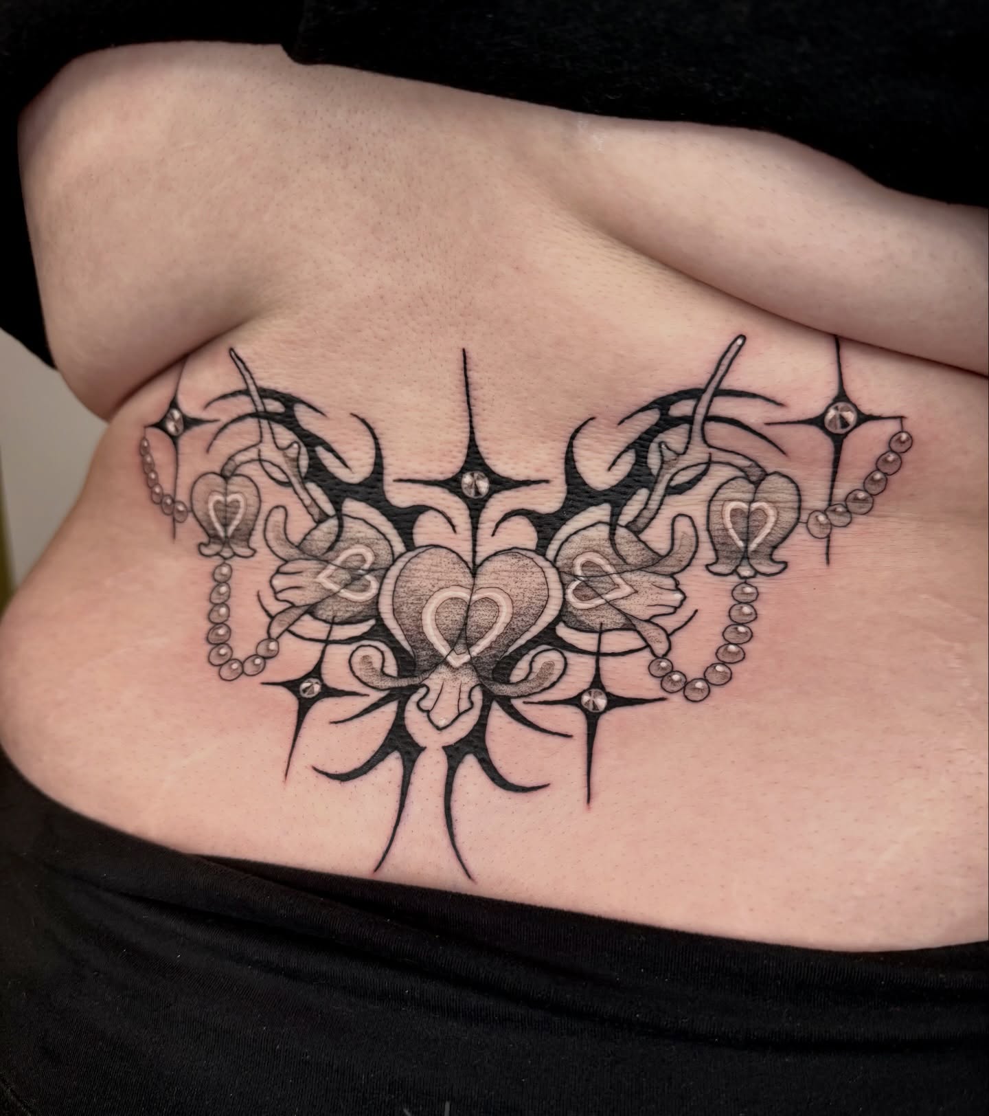 Heart and floral ornamental tattoo on the ribs by 𝔓𝔢𝔞𝔠𝔥𝔶 𝔄𝔫𝔰𝔩𝔢𝔶