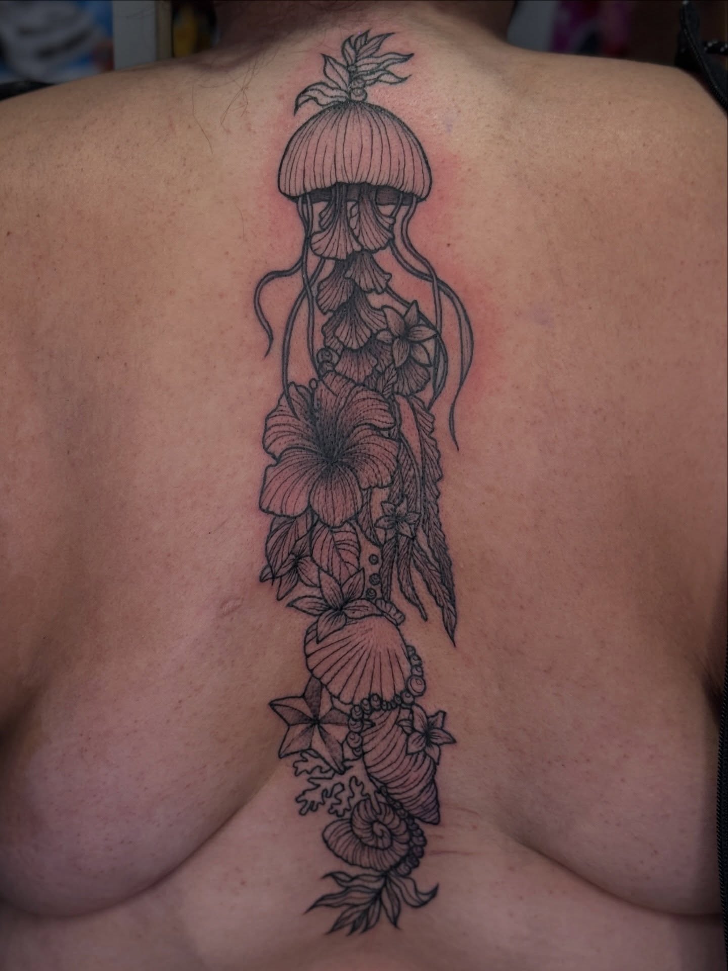 Jellyfish and floral realism tattoo on the back by ink by kimmy ☾⋆⁺₊⋆