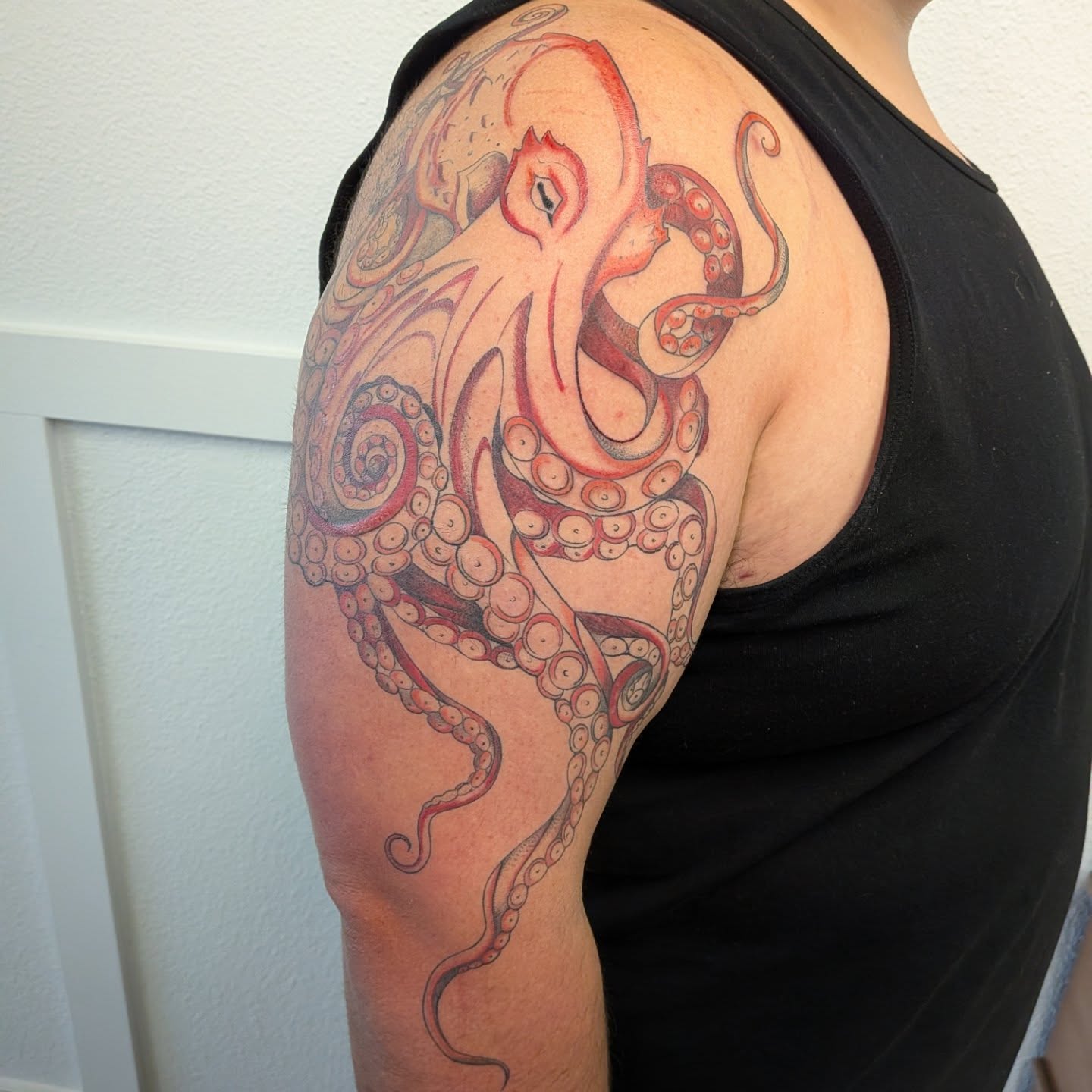 Octopus realism tattoo on the shoulder by Ana Cielo Dueñas🌿Fernewt🌿Tattoo Artist🌿