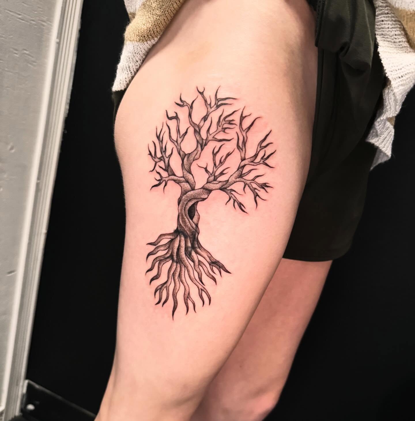 Heart tree black and grey tattoo on the thigh by Felicity