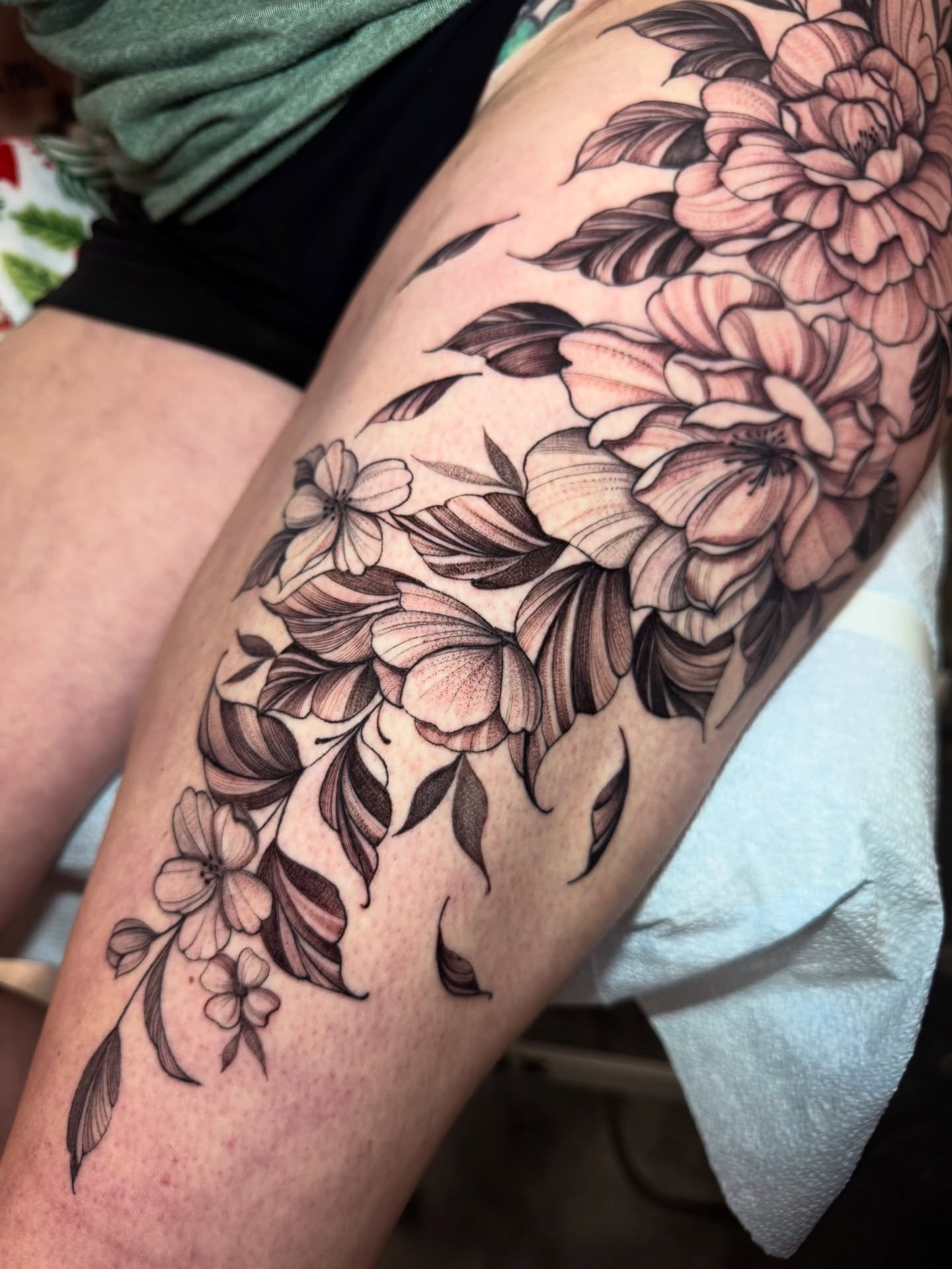 Floral bouquet black and grey tattoo on the thigh by Paola Pineda Tattoo, Knoxville, Tennessee