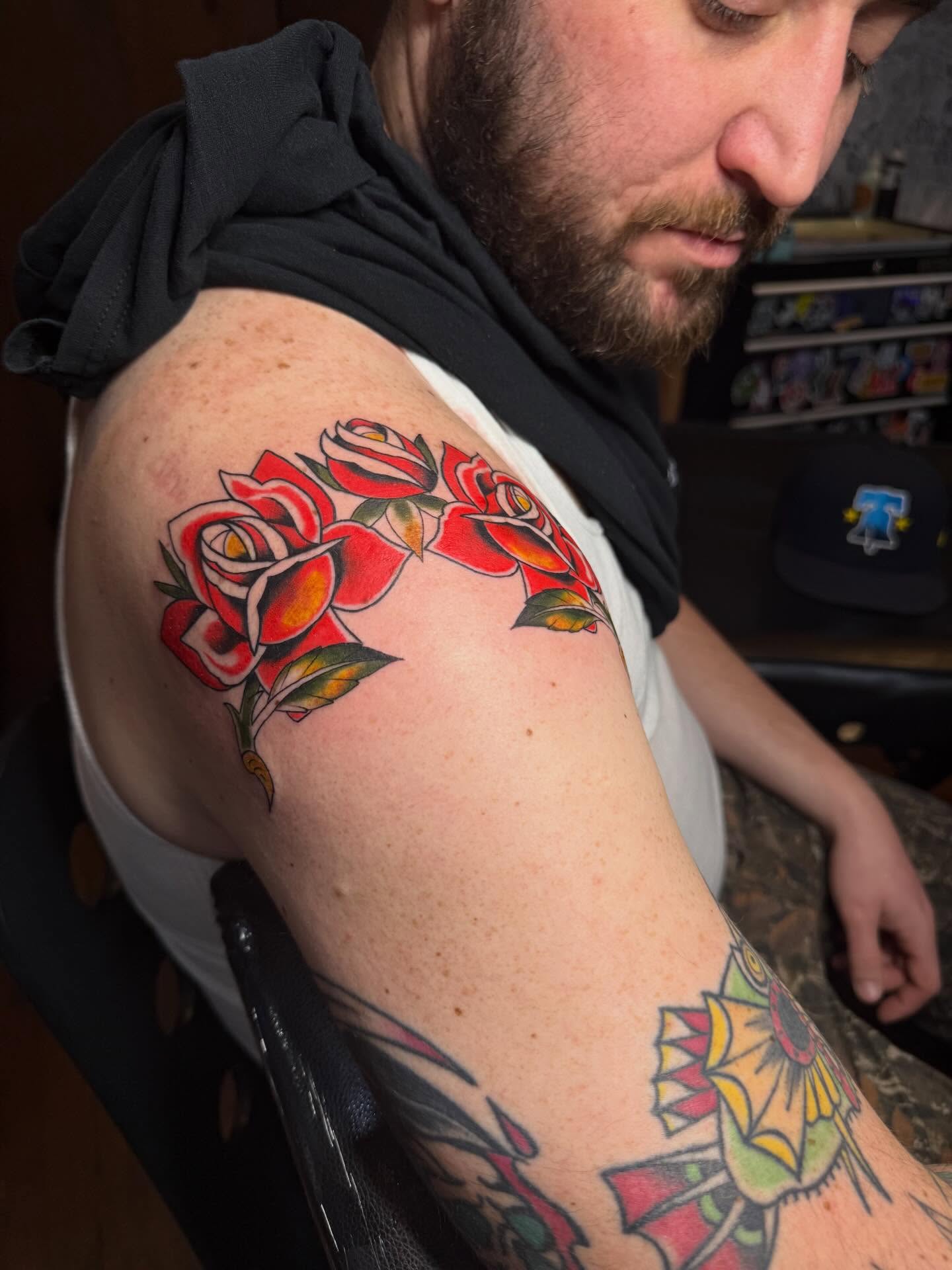 Roses American traditional tattoo on the shoulder by Michela's Tattoo's